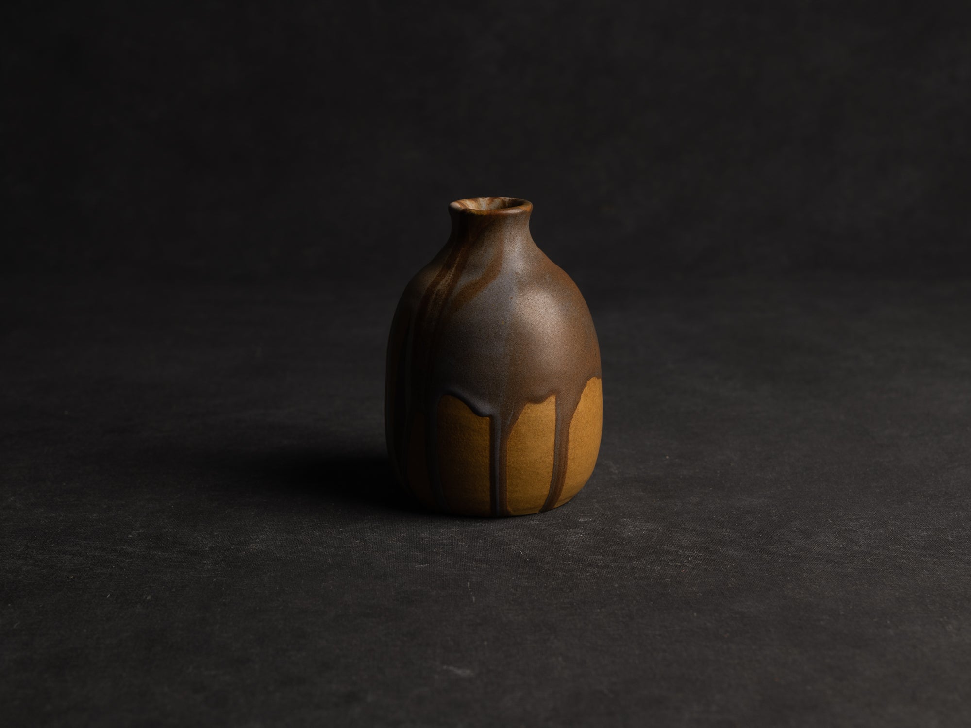 Vase, petite bouteille en grès japonisant de Léon Pointu, Atelier Pointu, France (vers 1910-25)..School of Carriès, japonisme tokkuri-shape stoneware bottle vase by Léon Pointu, Atelier Pointu, France (circa 1910-25)