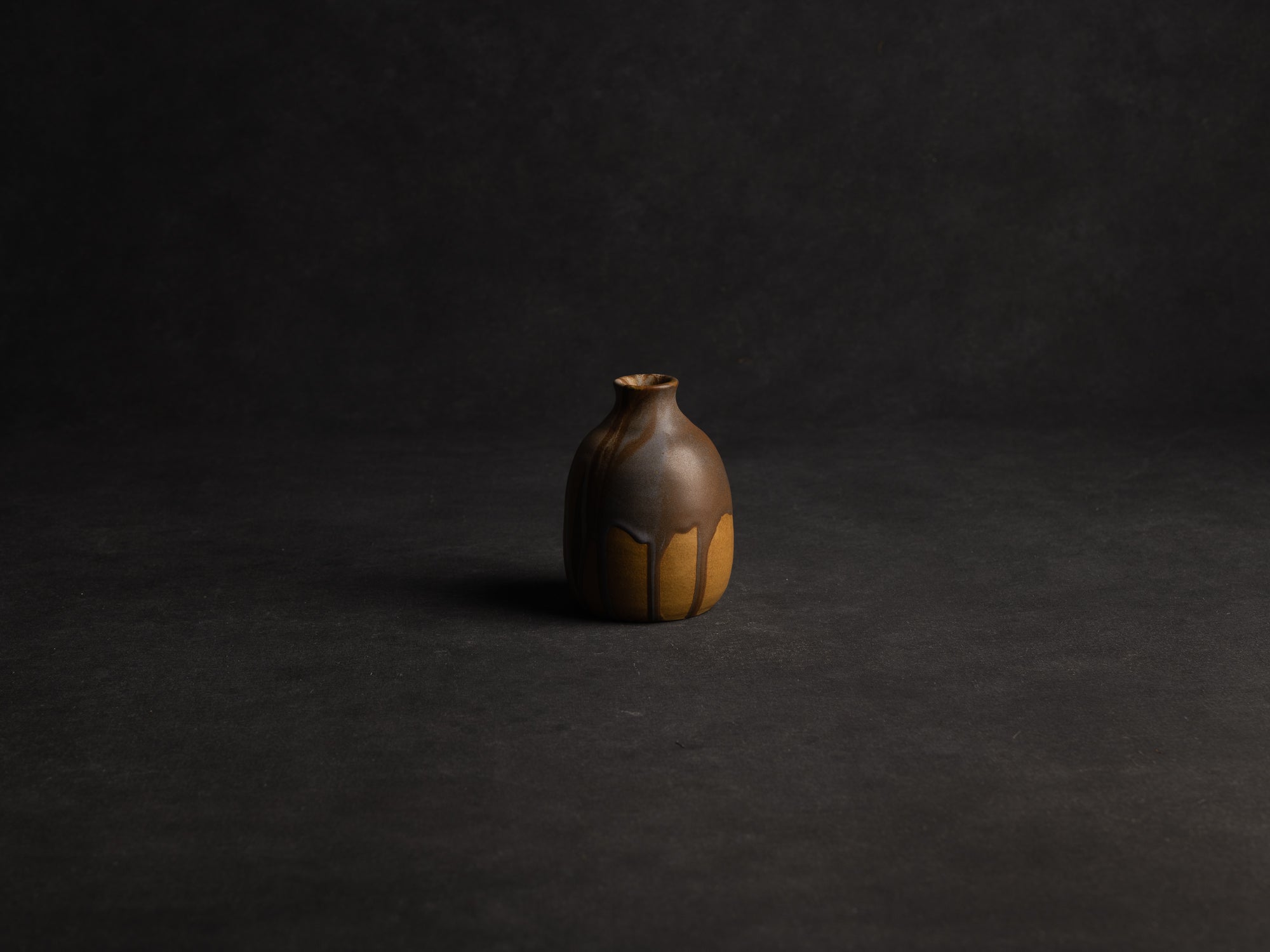 Vase, petite bouteille en grès japonisant de Léon Pointu, Atelier Pointu, France (vers 1910-25)..School of Carriès, japonisme tokkuri-shape stoneware bottle vase by Léon Pointu, Atelier Pointu, France (circa 1910-25)