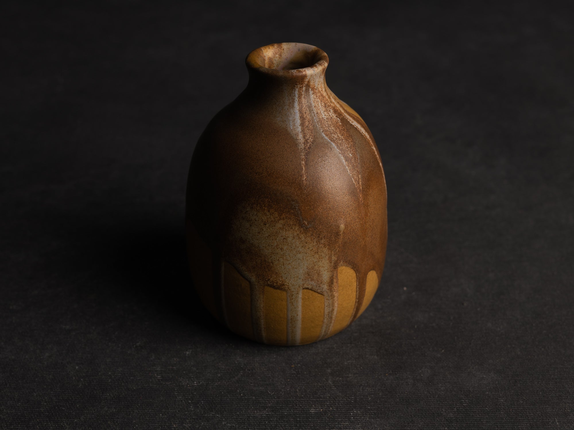 Vase, petite bouteille en grès japonisant de Léon Pointu, Atelier Pointu, France (vers 1910-25)..School of Carriès, japonisme tokkuri-shape stoneware bottle vase by Léon Pointu, Atelier Pointu, France (circa 1910-25)