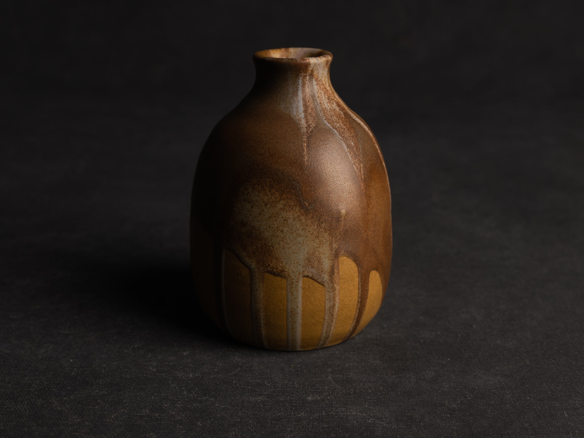 Vase, petite bouteille en grès japonisant de Léon Pointu, Atelier Pointu, France (vers 1910-25)..School of Carriès, japonisme tokkuri-shape stoneware bottle vase by Léon Pointu, Atelier Pointu, France (circa 1910-25)