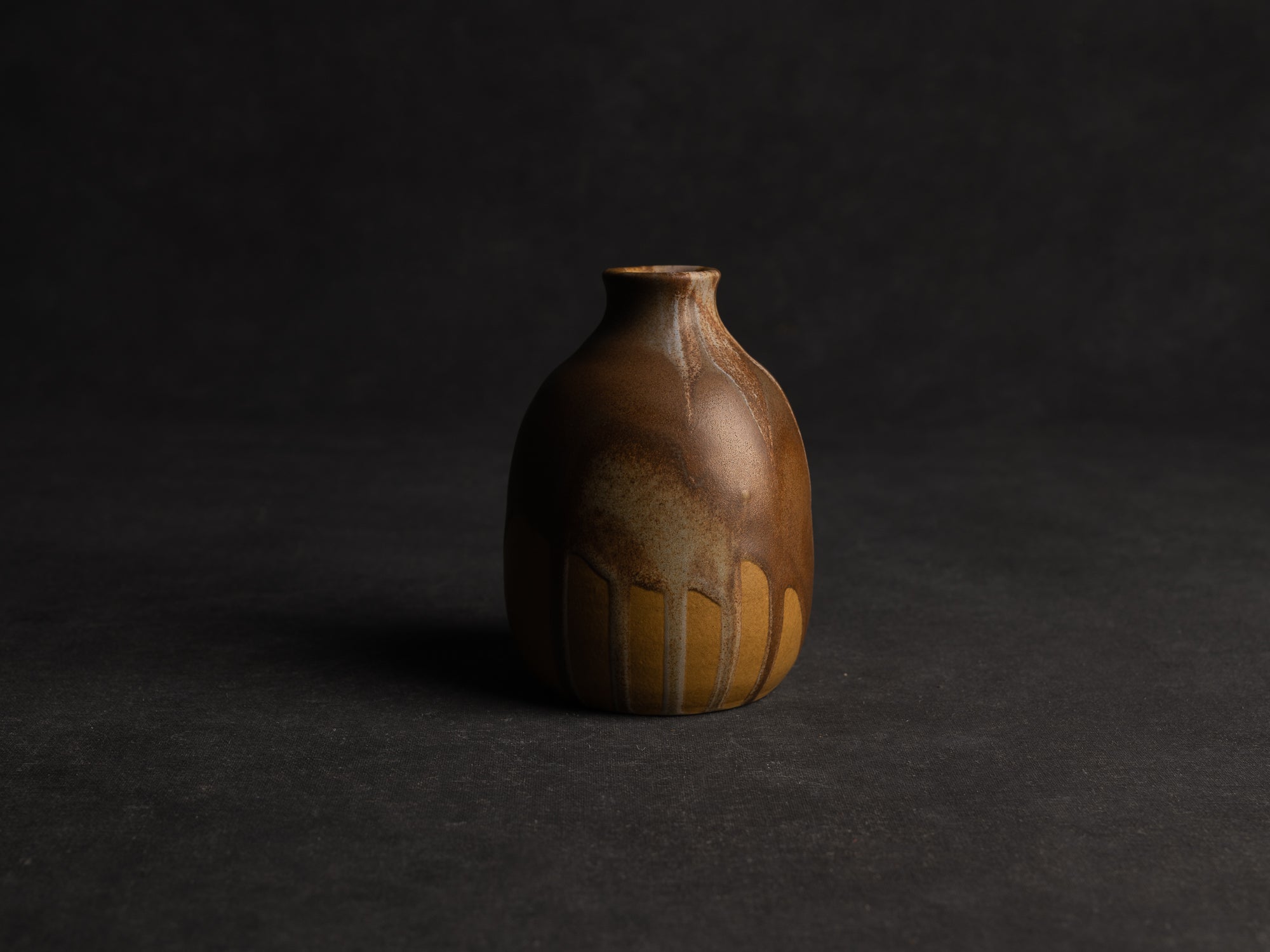Vase, petite bouteille en grès japonisant de Léon Pointu, Atelier Pointu, France (vers 1910-25)..School of Carriès, japonisme tokkuri-shape stoneware bottle vase by Léon Pointu, Atelier Pointu, France (circa 1910-25)