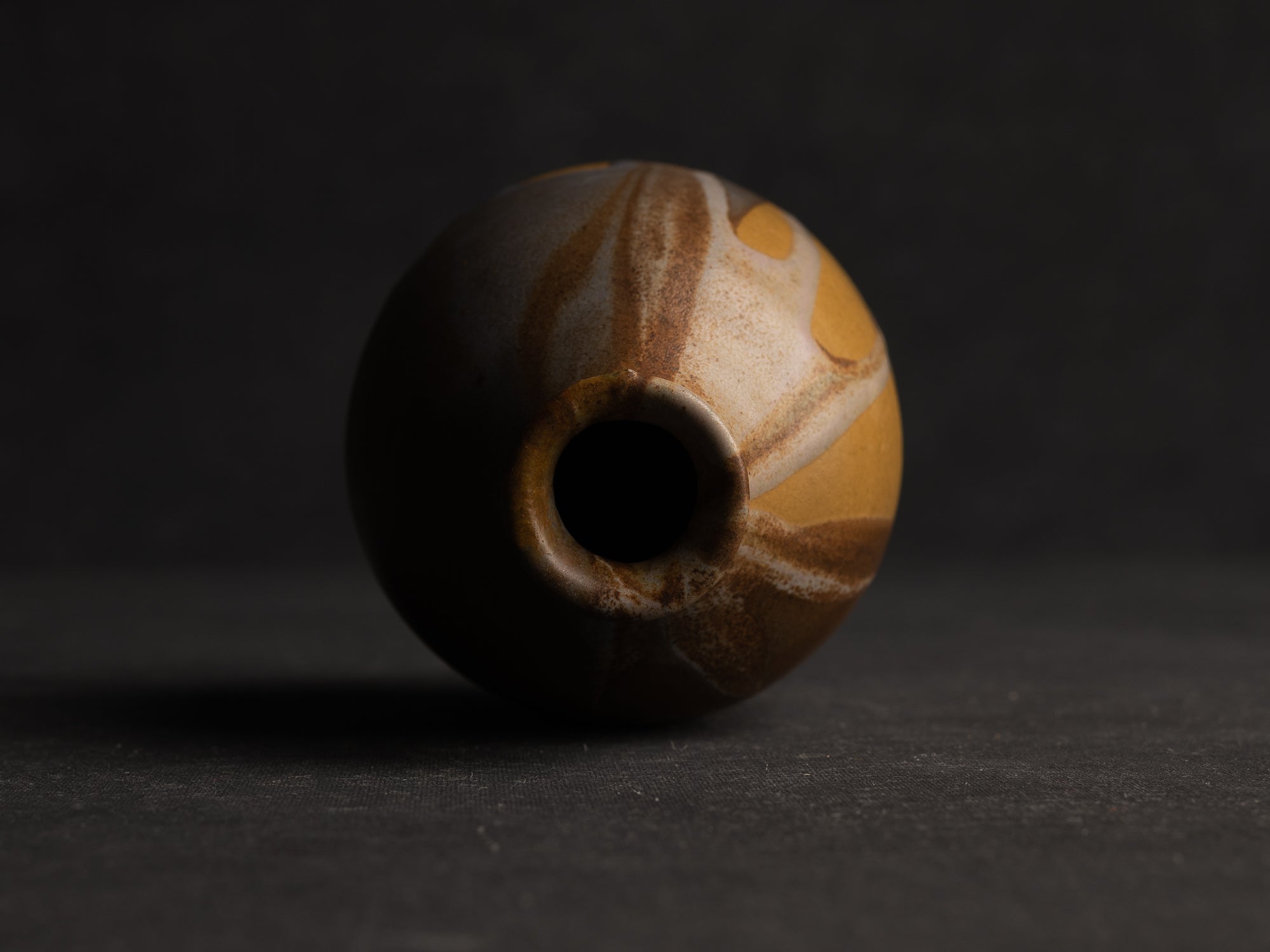 Vase, petite bouteille en grès japonisant de Léon Pointu, Atelier Pointu, France (vers 1910-25)..School of Carriès, japonisme tokkuri-shape stoneware bottle vase by Léon Pointu, Atelier Pointu, France (circa 1910-25)
