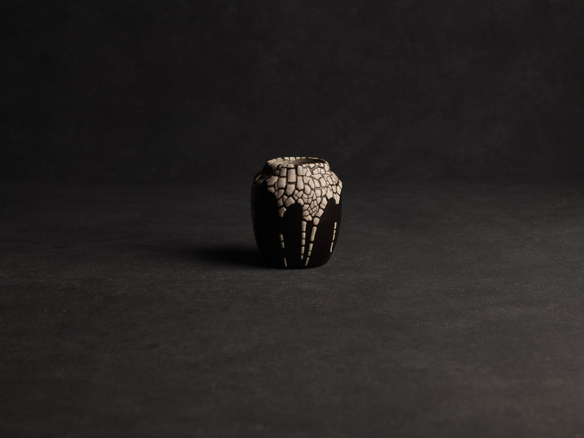 Chaire, pot à poussière de thé "peau de serpent" en grès de Léon Pointu, Atelier Pointu, France (vers 1930)..School of Carriès chaire, stoneware snakeskin glazed tea container by Léon Pointu, Atelier Pointu, France (circa 1930)