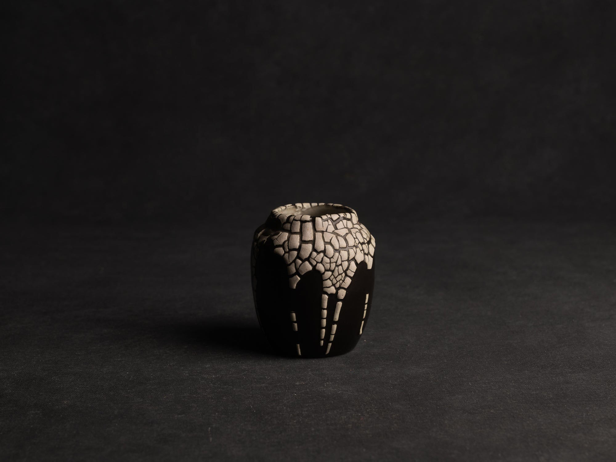 Chaire, pot à poussière de thé "peau de serpent" en grès de Léon Pointu, Atelier Pointu, France (vers 1930)..School of Carriès chaire, stoneware snakeskin glazed tea container by Léon Pointu, Atelier Pointu, France (circa 1930)