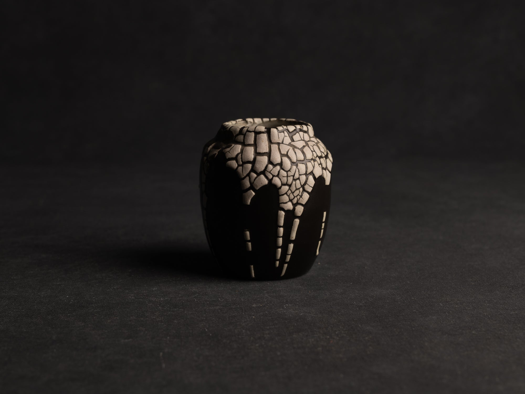 Chaire, pot à poussière de thé "peau de serpent" en grès de Léon Pointu, Atelier Pointu, France (vers 1930)..School of Carriès chaire, stoneware snakeskin glazed tea container by Léon Pointu, Atelier Pointu, France (circa 1930)