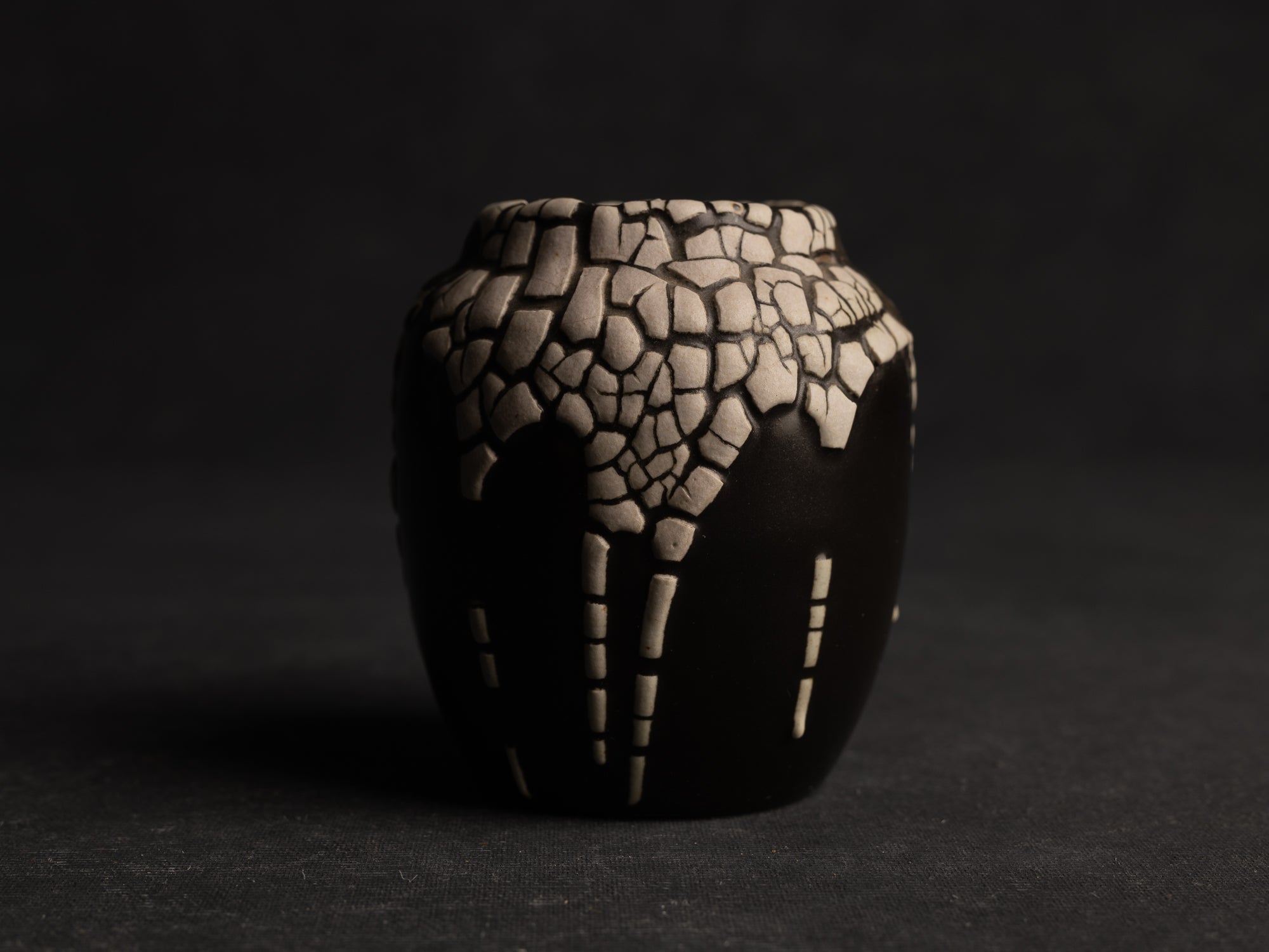 Chaire, pot à poussière de thé "peau de serpent" en grès de Léon Pointu, Atelier Pointu, France (vers 1930)..School of Carriès chaire, stoneware snakeskin glazed tea container by Léon Pointu, Atelier Pointu, France (circa 1930)