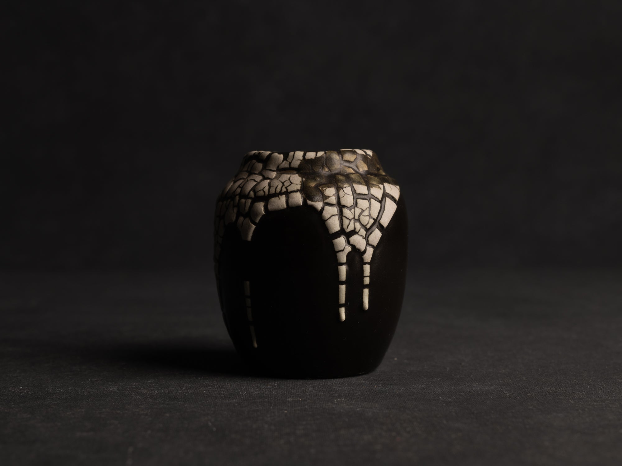 Chaire, pot à poussière de thé "peau de serpent" en grès de Léon Pointu, Atelier Pointu, France (vers 1930)..School of Carriès chaire, stoneware snakeskin glazed tea container by Léon Pointu, Atelier Pointu, France (circa 1930)