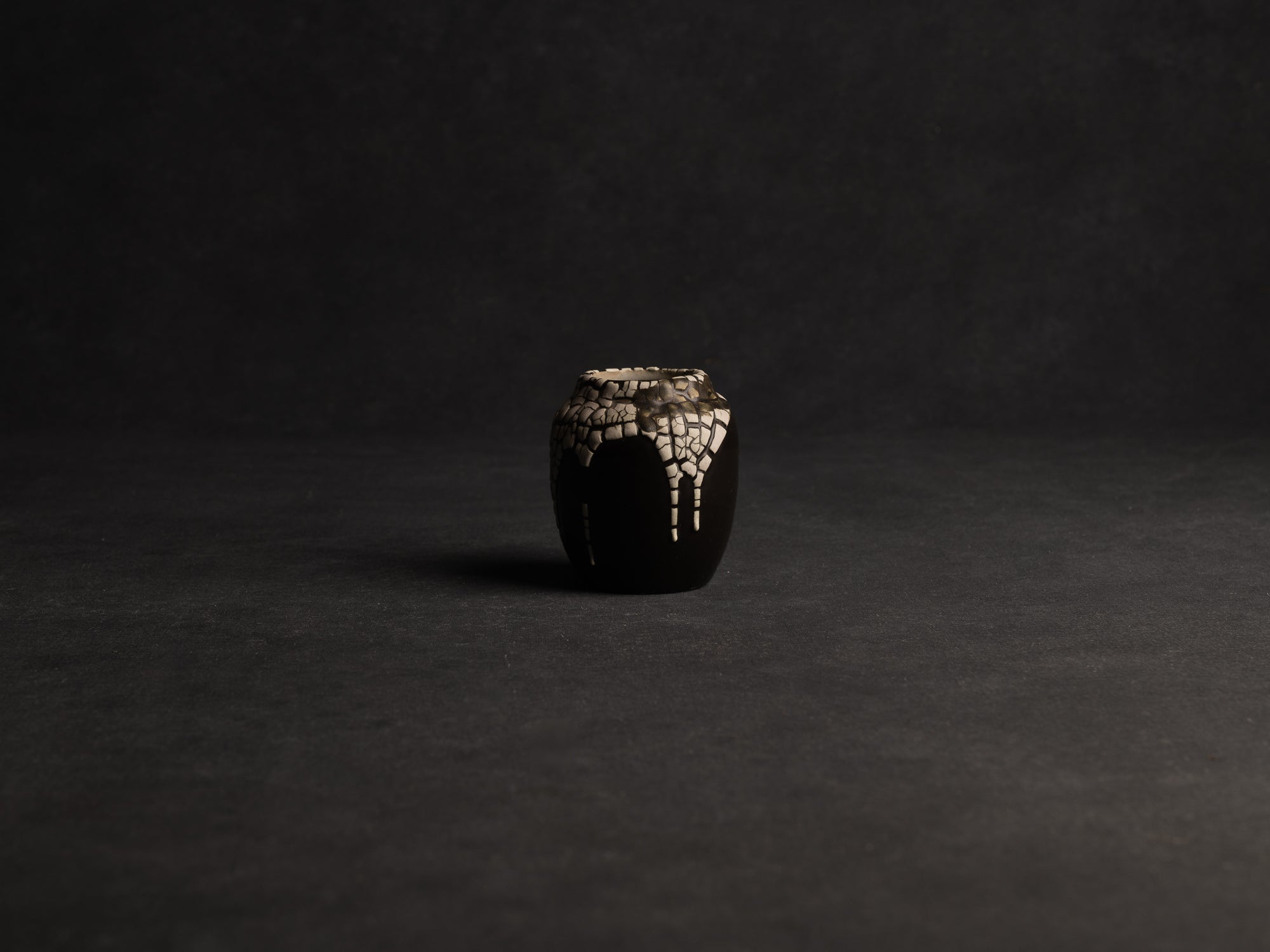 Chaire, pot à poussière de thé "peau de serpent" en grès de Léon Pointu, Atelier Pointu, France (vers 1930)..School of Carriès chaire, stoneware snakeskin glazed tea container by Léon Pointu, Atelier Pointu, France (circa 1930)