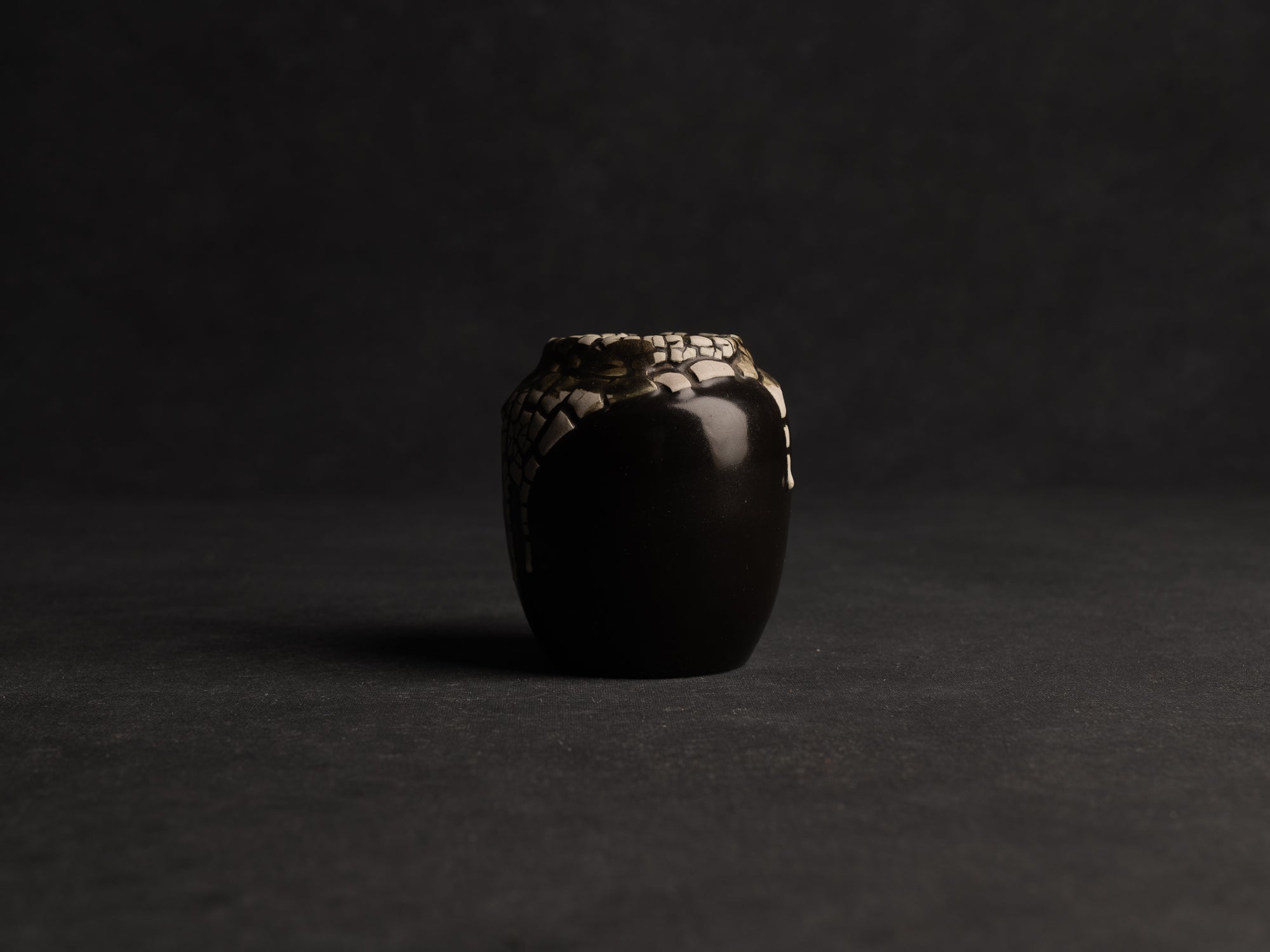 Chaire, pot à poussière de thé "peau de serpent" en grès de Léon Pointu, Atelier Pointu, France (vers 1930)..School of Carriès chaire, stoneware snakeskin glazed tea container by Léon Pointu, Atelier Pointu, France (circa 1930)