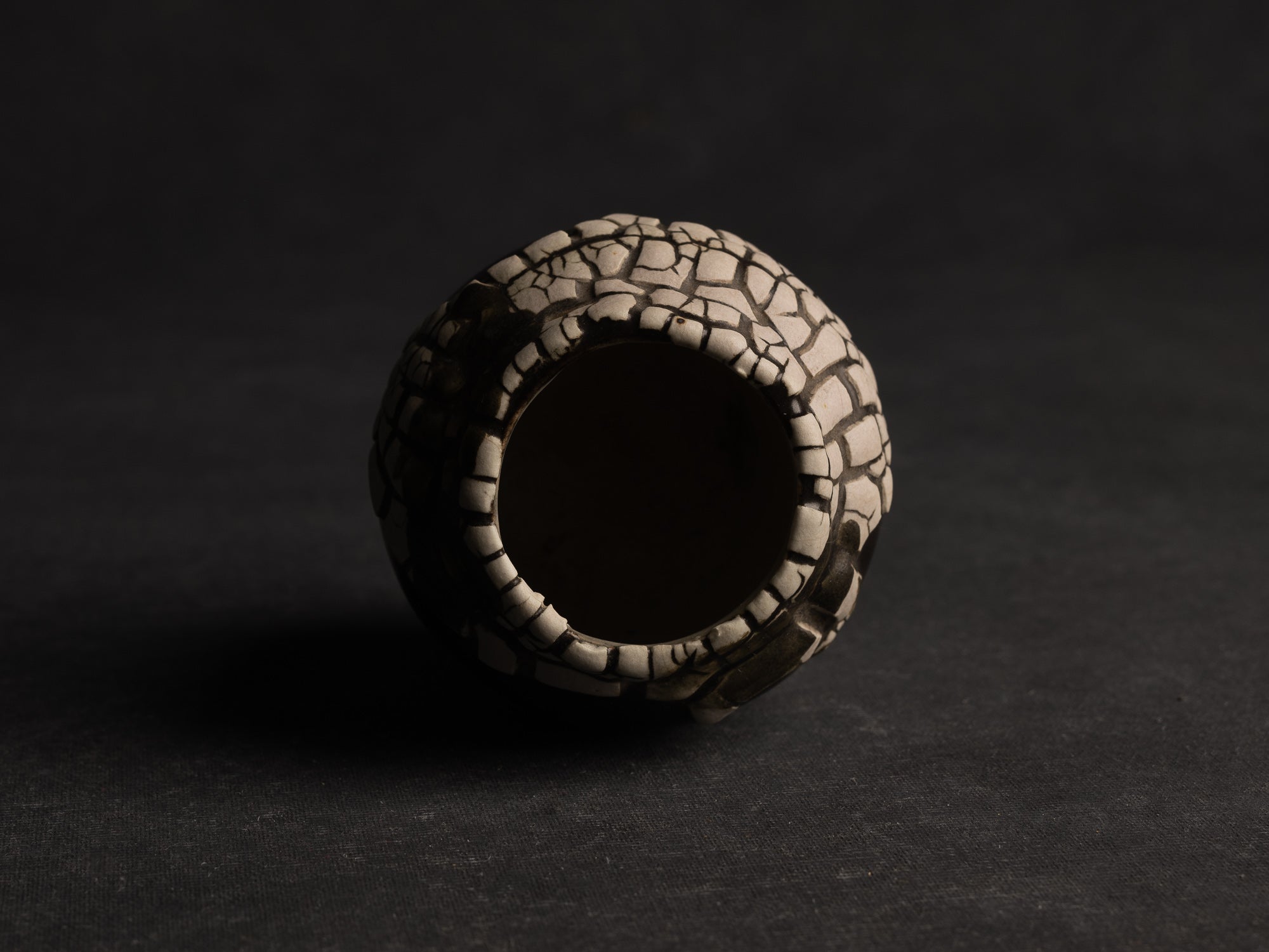 Chaire, pot à poussière de thé "peau de serpent" en grès de Léon Pointu, Atelier Pointu, France (vers 1930)..School of Carriès chaire, stoneware snakeskin glazed tea container by Léon Pointu, Atelier Pointu, France (circa 1930)