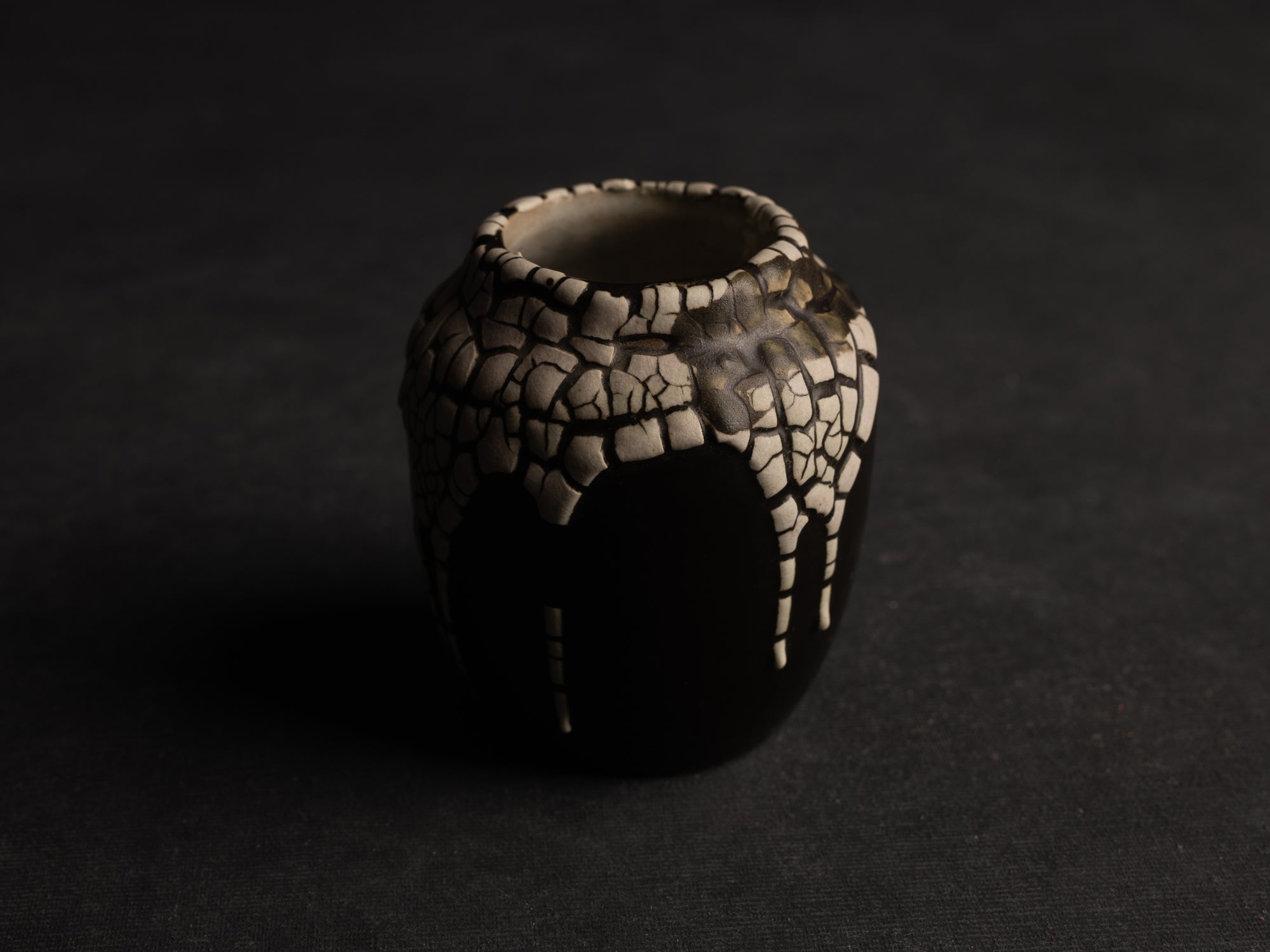 Chaire, pot à poussière de thé "peau de serpent" en grès de Léon Pointu, Atelier Pointu, France (vers 1930)..School of Carriès chaire, stoneware snakeskin glazed tea container by Léon Pointu, Atelier Pointu, France (circa 1930)