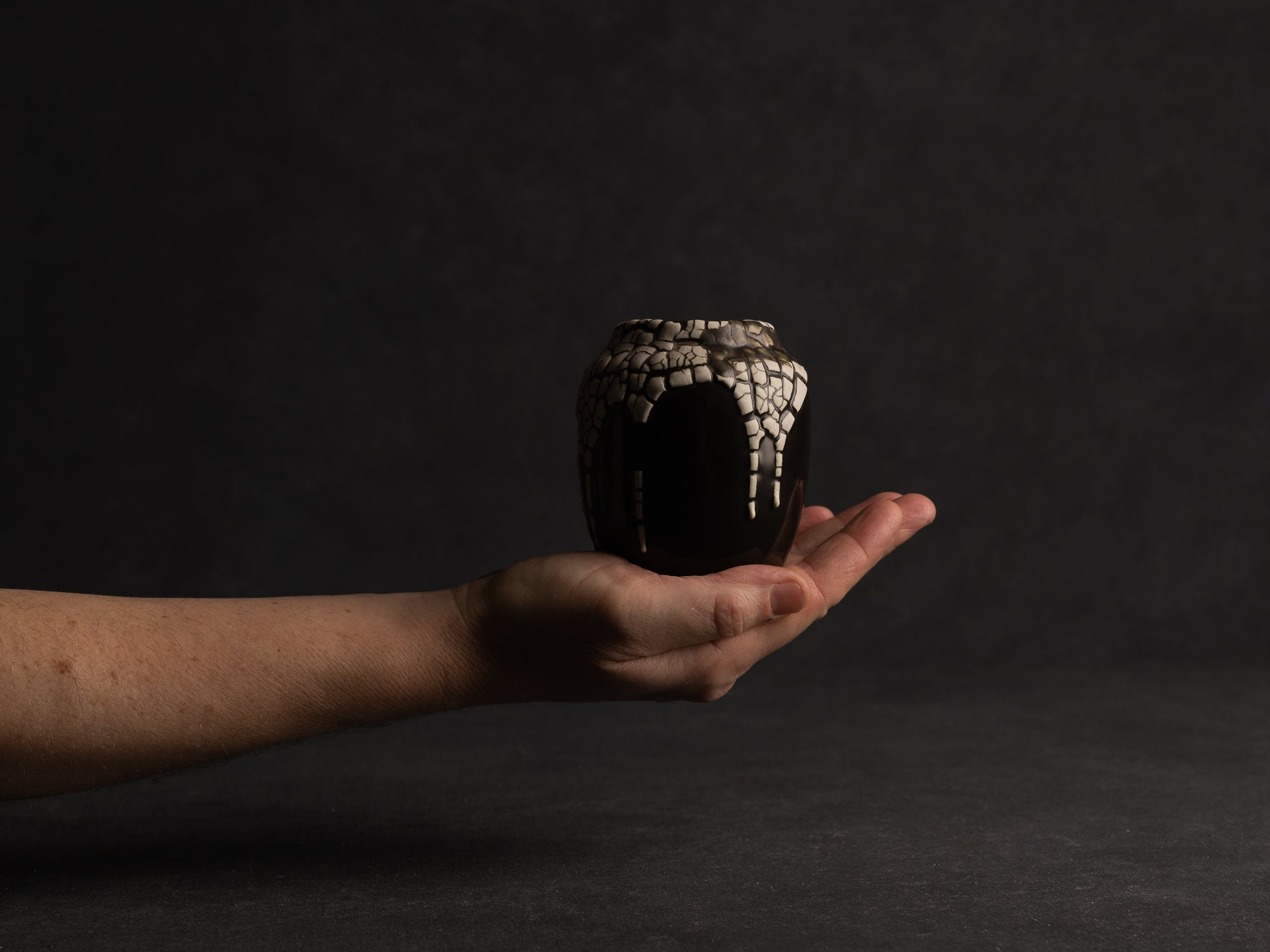 Chaire, pot à poussière de thé "peau de serpent" en grès de Léon Pointu, Atelier Pointu, France (vers 1930)..School of Carriès chaire, stoneware snakeskin glazed tea container by Léon Pointu, Atelier Pointu, France (circa 1930)