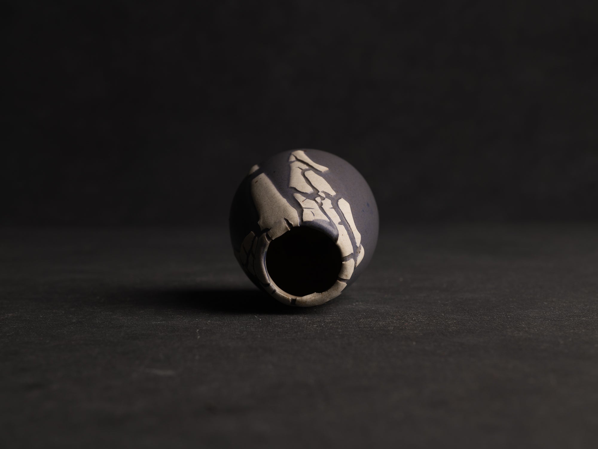 Chaire, pot à poussière de thé "peau de serpent" en grès de Léon Pointu, Atelier Pointu, France (vers 1930)..School of Carriès cha-ire, stoneware snakeskin glazed tea container by Léon Pointu, Atelier Pointu, France (circa 1930)