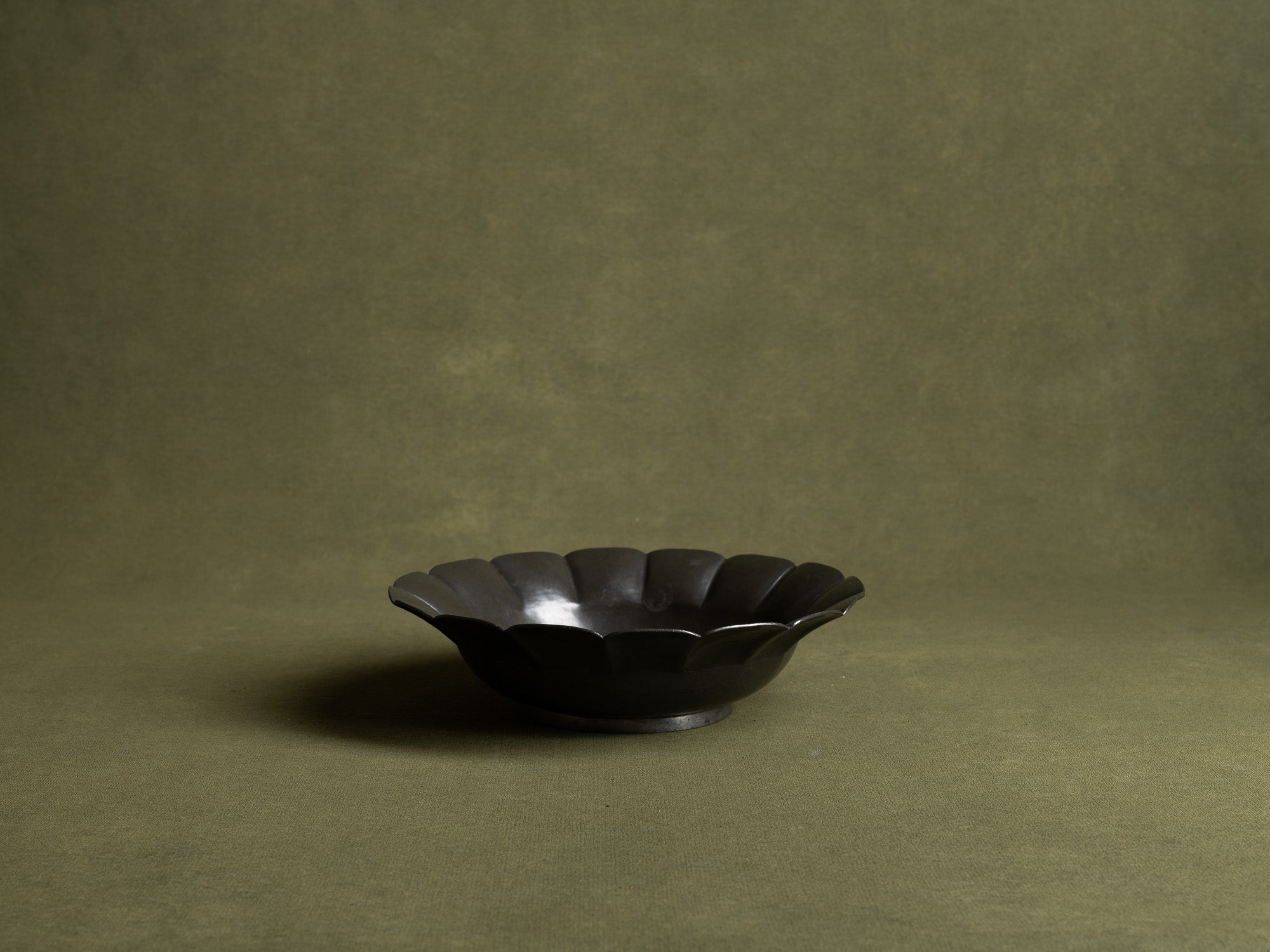 Coupe polylobée en étain Model 580 de Just Andersen, Danemark (1928)..Large pewter bowl, Model 580, by Just Andersen, Denmark (1928)