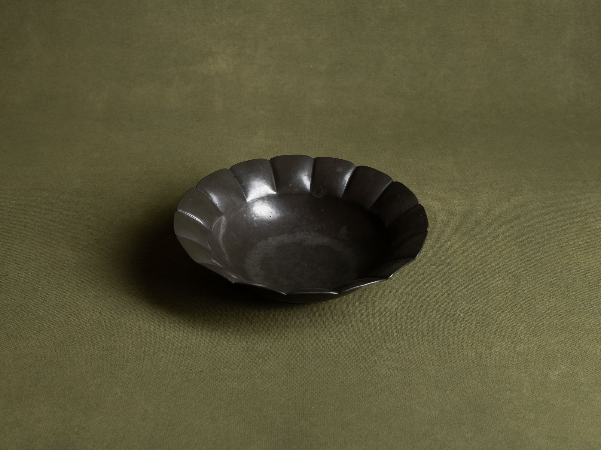 Coupe polylobée en étain Model 580 de Just Andersen, Danemark (1928)..Large pewter bowl, Model 580, by Just Andersen, Denmark (1928)