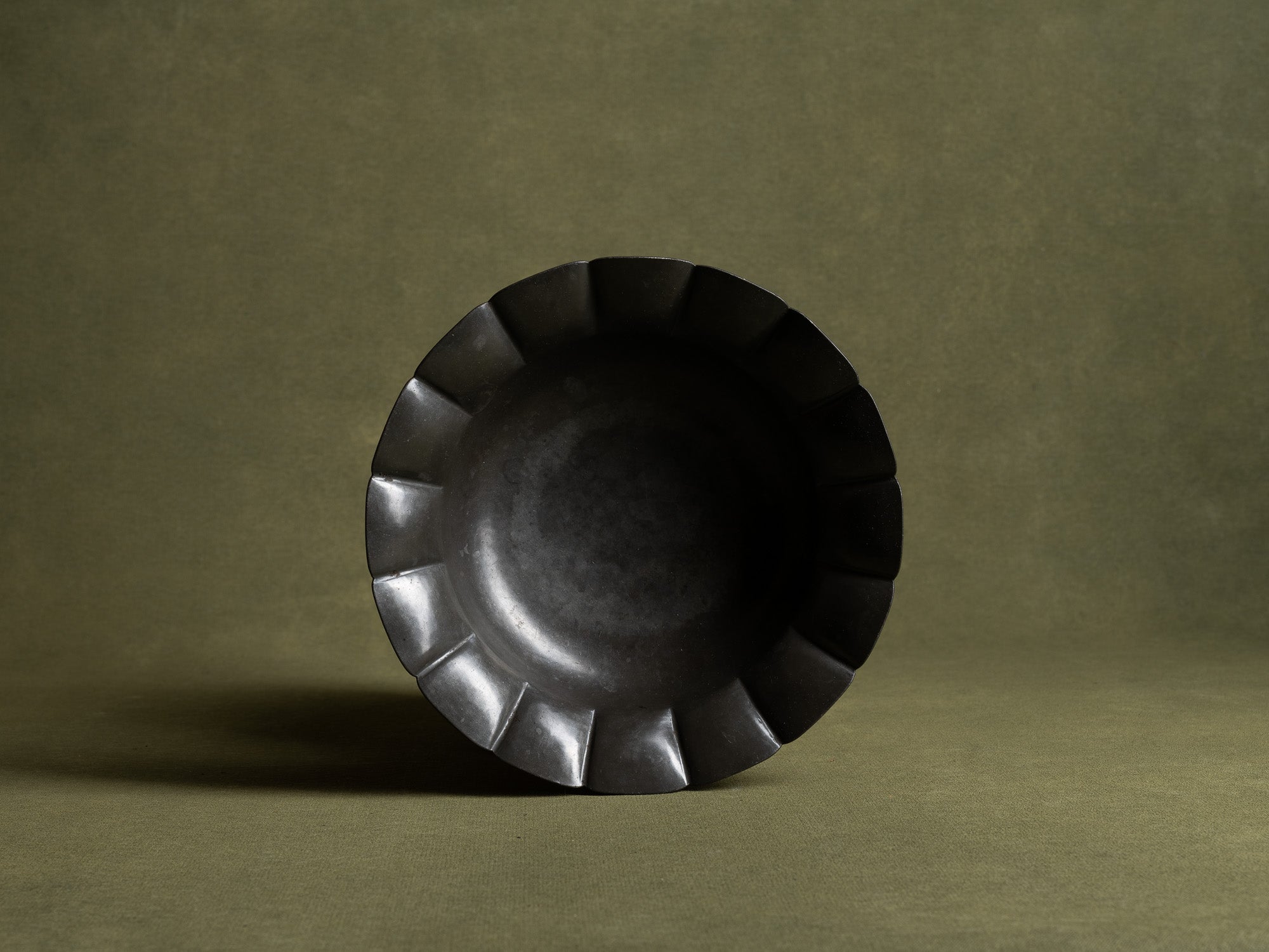 Coupe polylobée en étain Model 580 de Just Andersen, Danemark (1928)..Large pewter bowl, Model 580, by Just Andersen, Denmark (1928)