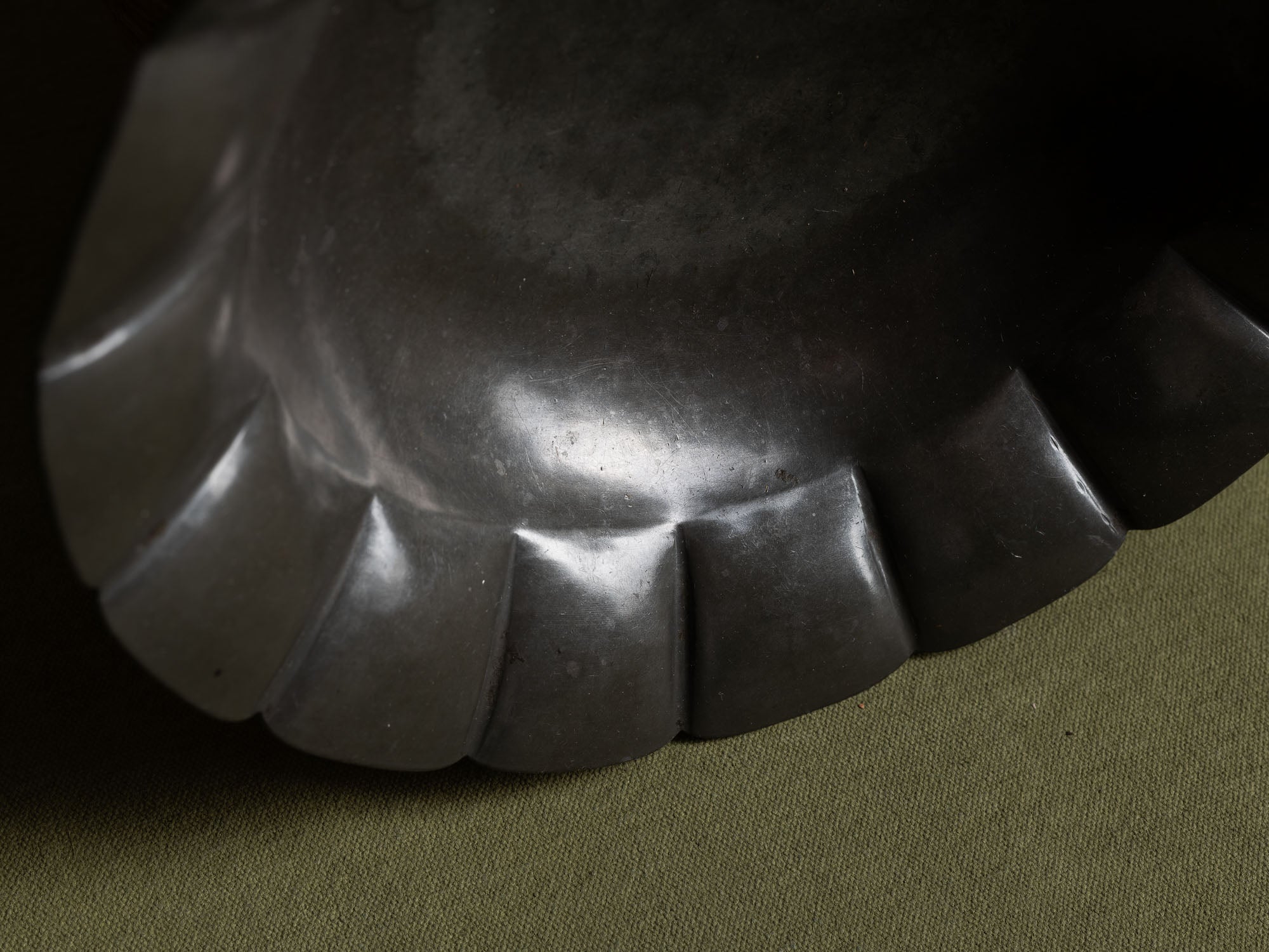 Coupe polylobée en étain Model 580 de Just Andersen, Danemark (1928)..Large pewter bowl, Model 580, by Just Andersen, Denmark (1928)