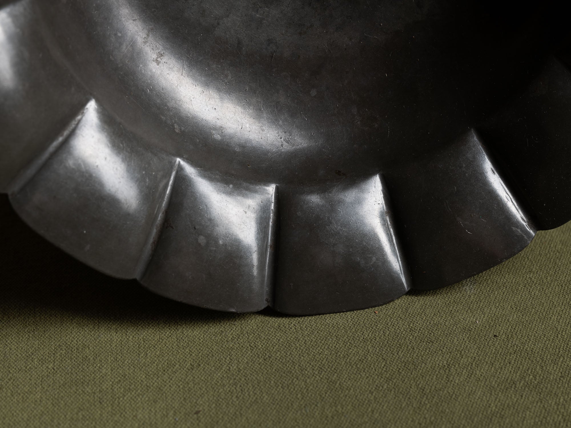 Coupe polylobée en étain Model 580 de Just Andersen, Danemark (1928)..Large pewter bowl, Model 580, by Just Andersen, Denmark (1928)