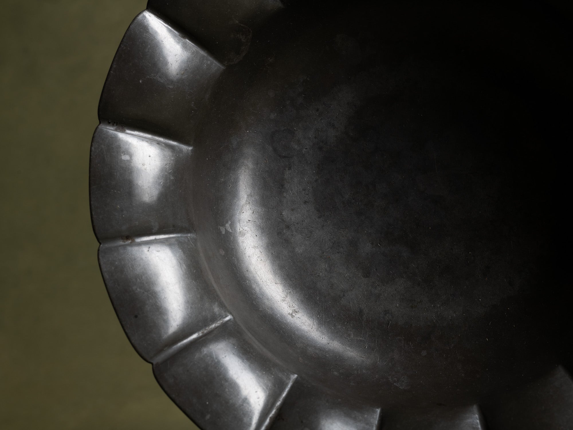 Coupe polylobée en étain Model 580 de Just Andersen, Danemark (1928)..Large pewter bowl, Model 580, by Just Andersen, Denmark (1928)
