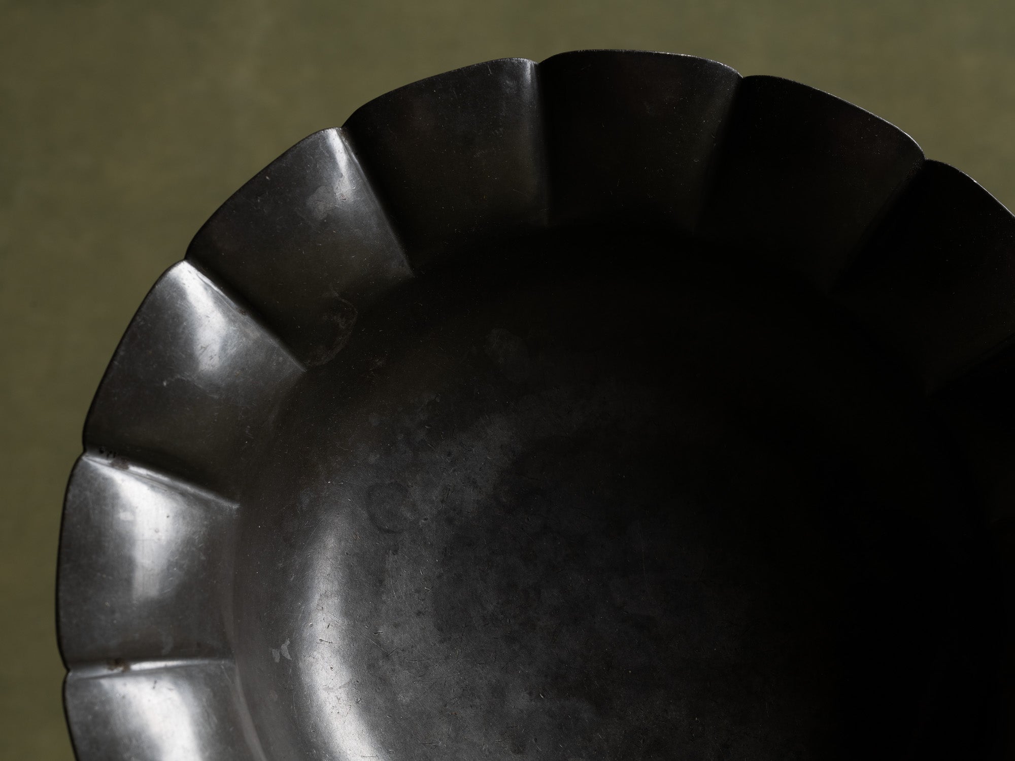 Coupe polylobée en étain Model 580 de Just Andersen, Danemark (1928)..Large pewter bowl, Model 580, by Just Andersen, Denmark (1928)