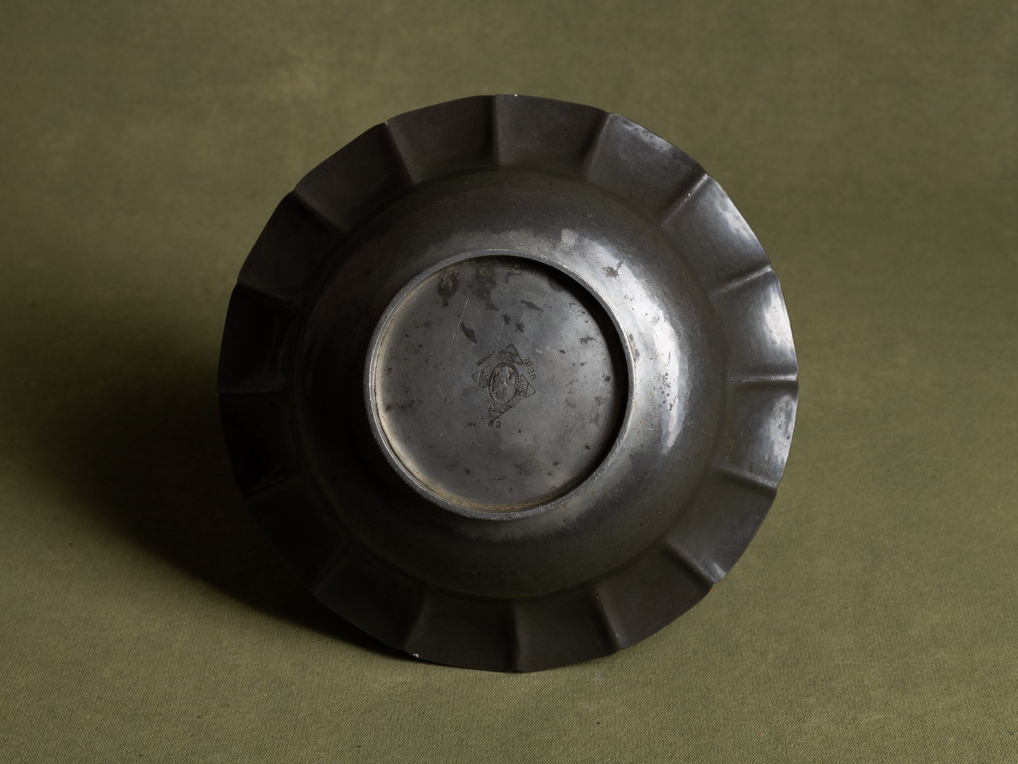 Coupe polylobée en étain Model 580 de Just Andersen, Danemark (1928)..Large pewter bowl, Model 580, by Just Andersen, Denmark (1928)