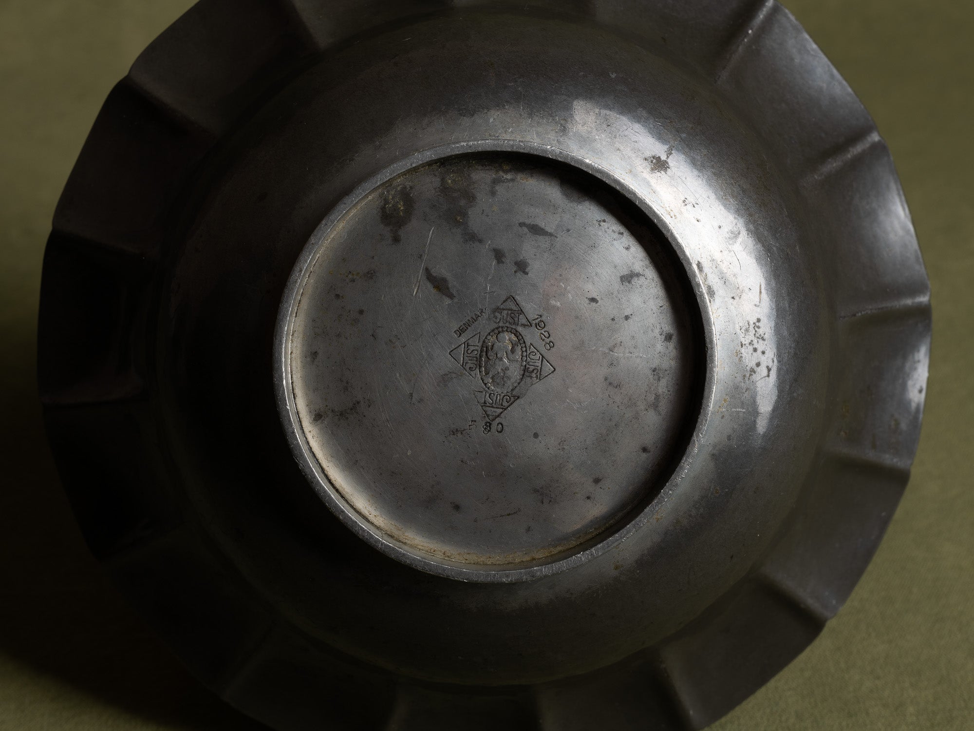 Coupe polylobée en étain Model 580 de Just Andersen, Danemark (1928)..Large pewter bowl, Model 580, by Just Andersen, Denmark (1928)