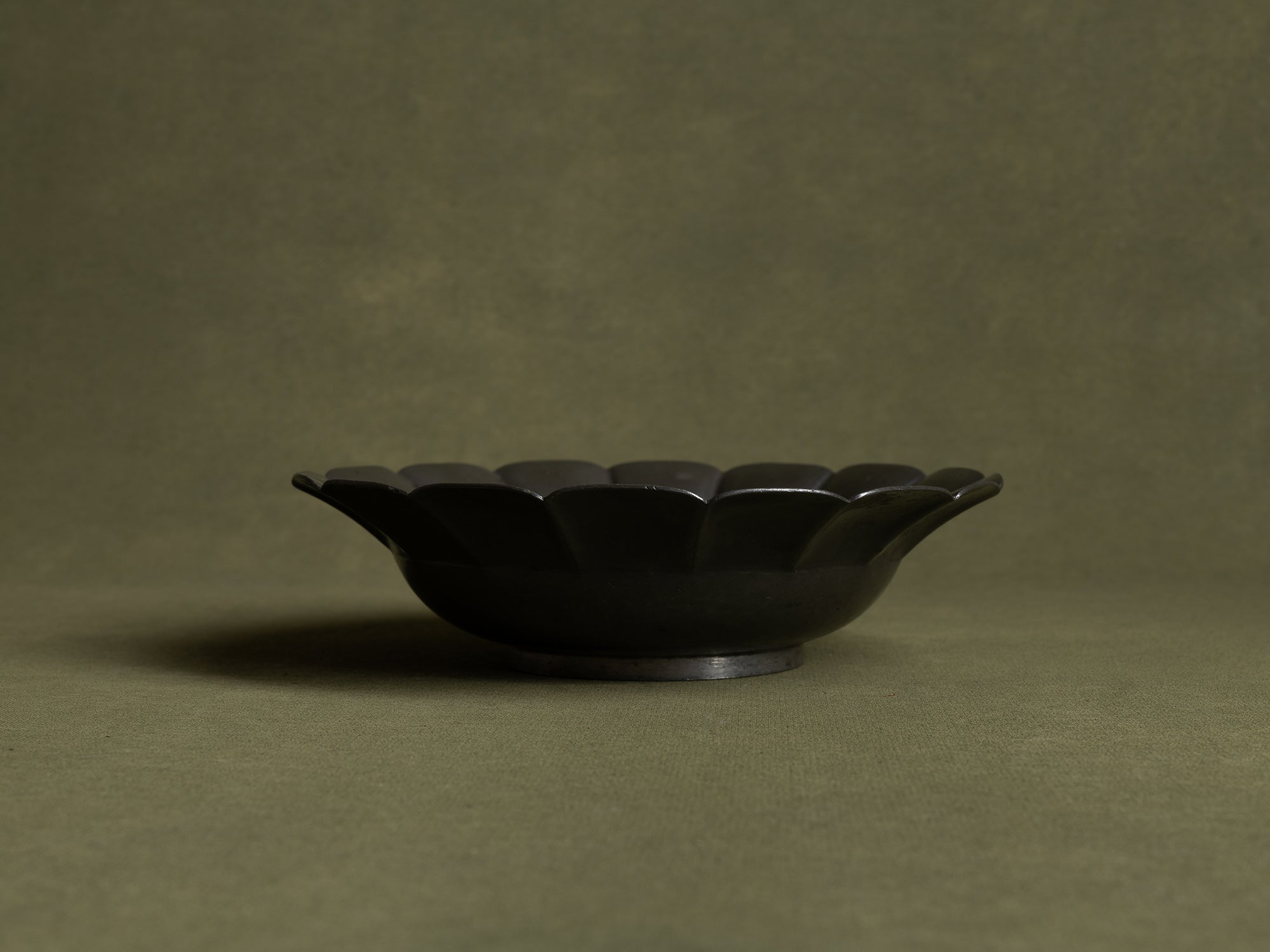 Coupe polylobée en étain Model 580 de Just Andersen, Danemark (1928)..Large pewter bowl, Model 580, by Just Andersen, Denmark (1928)