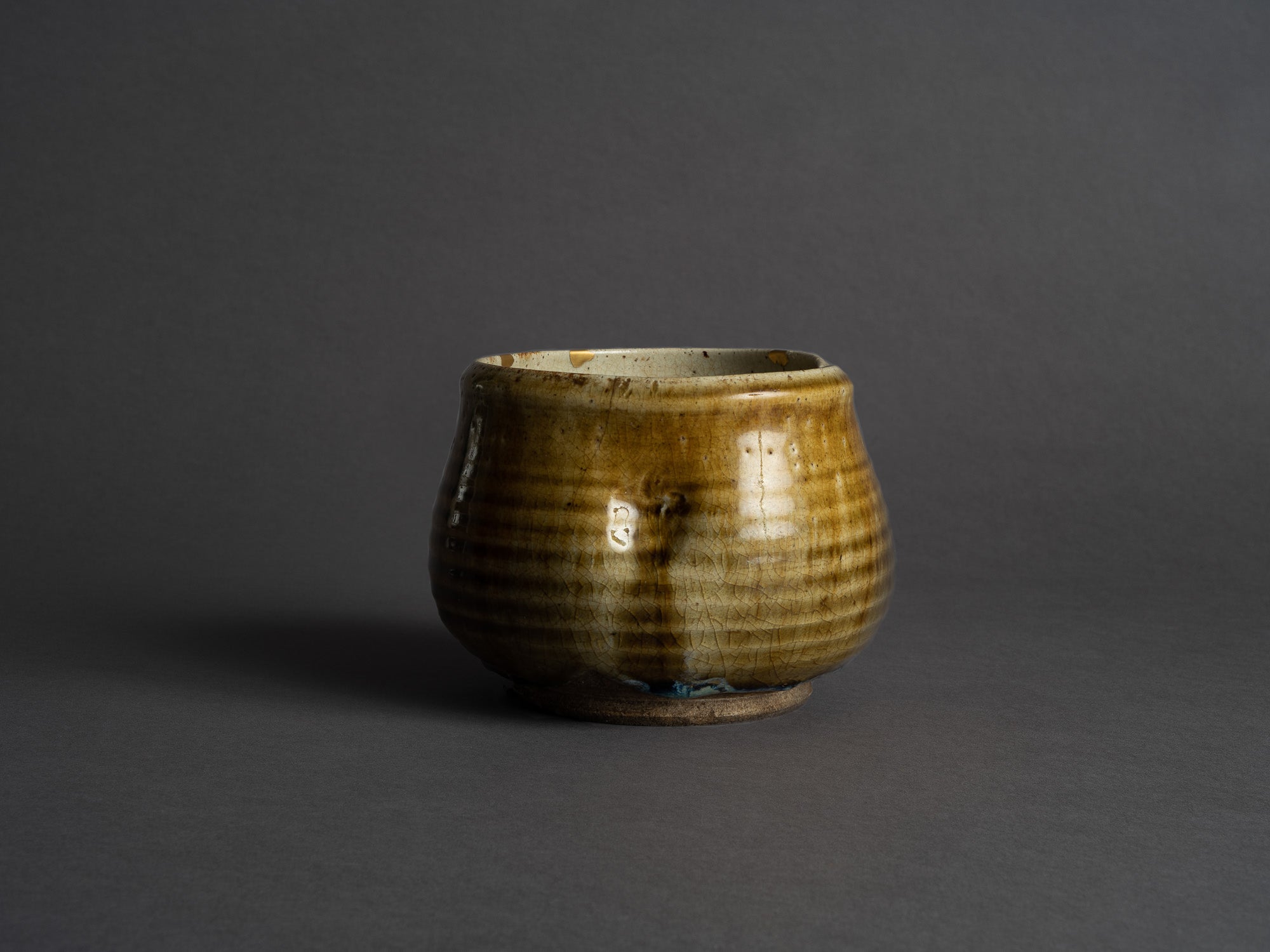 Rare coupe Kensui Ki-Seto, kintsugi, Japon (Époque d'Edo)..Ki-Seto ware Kensui bowl with kintsugi, Japan (Edo Period)