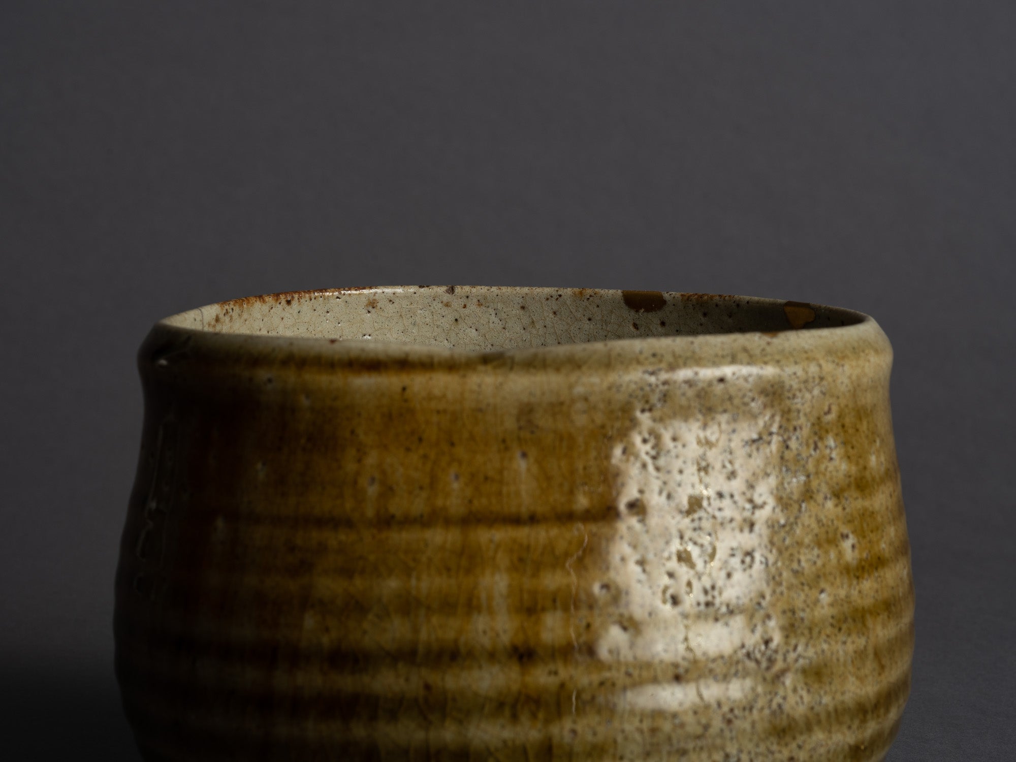 Rare coupe Kensui Ki-Seto, kintsugi, Japon (Époque d'Edo)..Ki-Seto ware Kensui bowl with kintsugi, Japan (Edo Period)