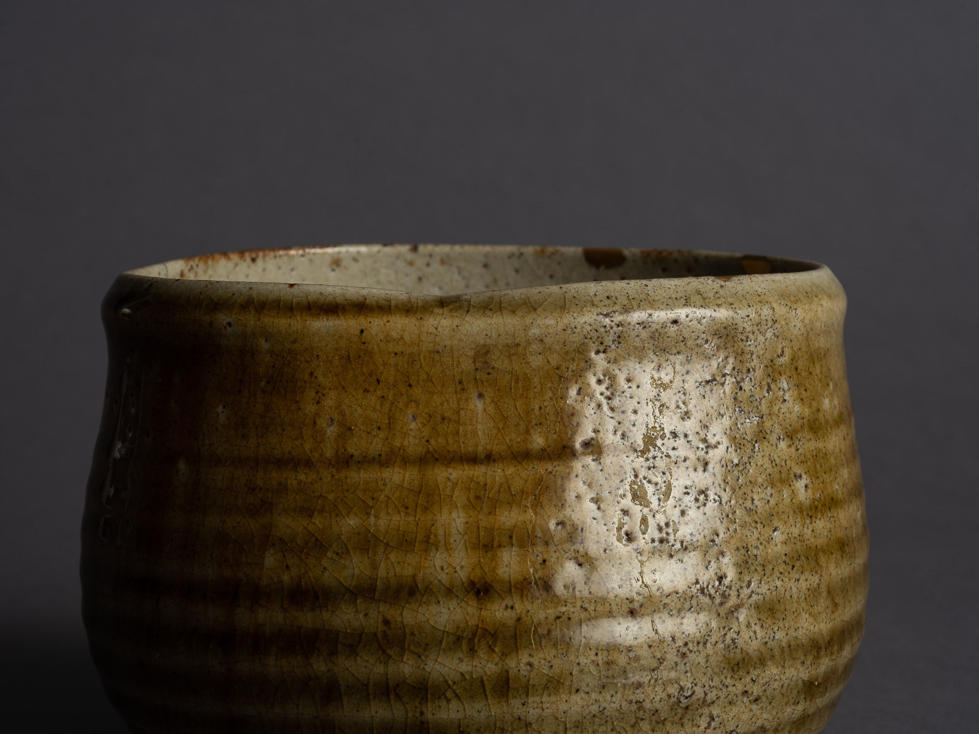 Rare coupe Kensui Ki-Seto, kintsugi, Japon (Époque d'Edo)..Ki-Seto ware Kensui bowl with kintsugi, Japan (Edo Period)