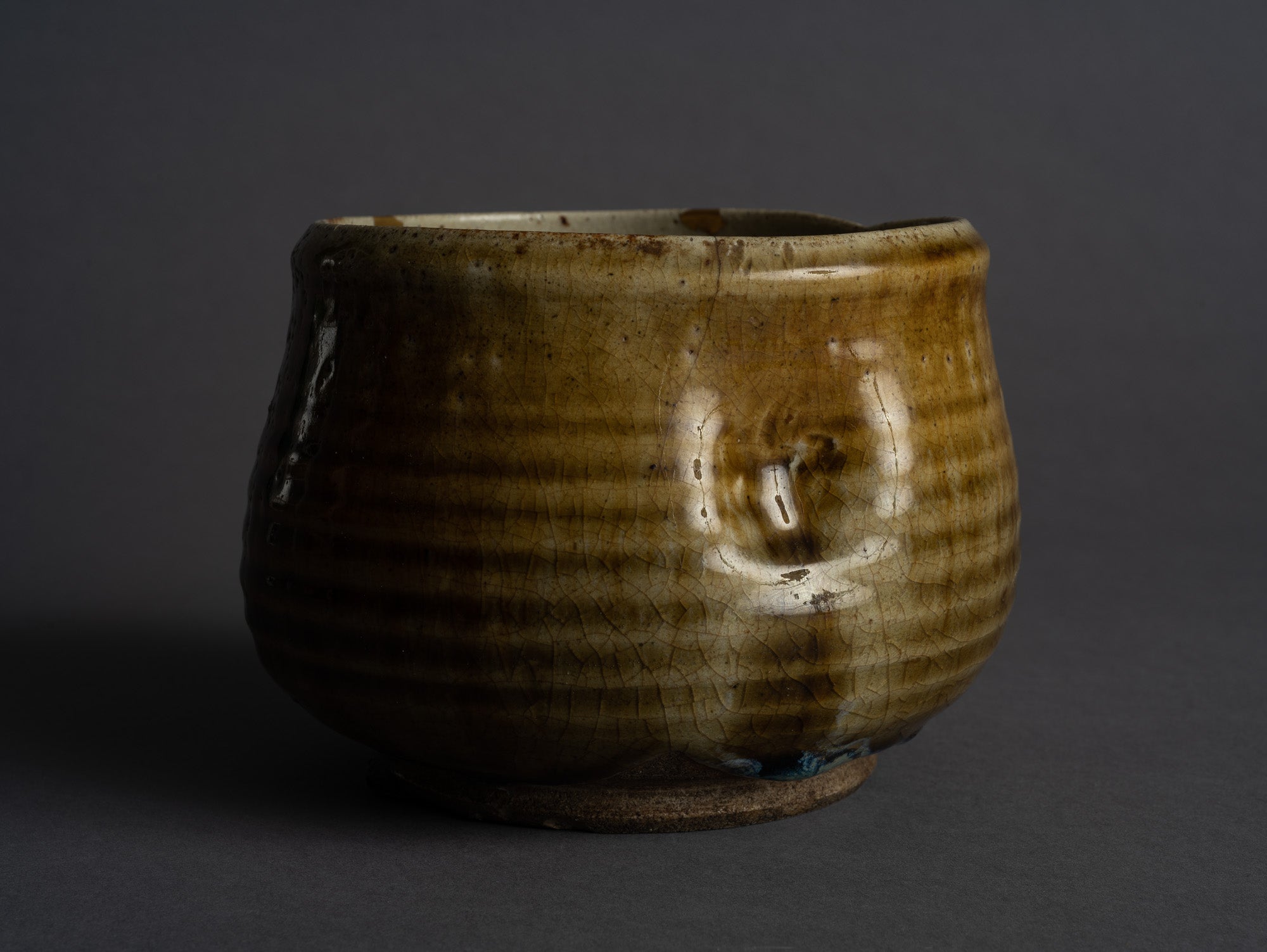 Rare coupe Kensui Ki-Seto, kintsugi, Japon (Époque d'Edo)..Ki-Seto ware Kensui bowl with kintsugi, Japan (Edo Period)