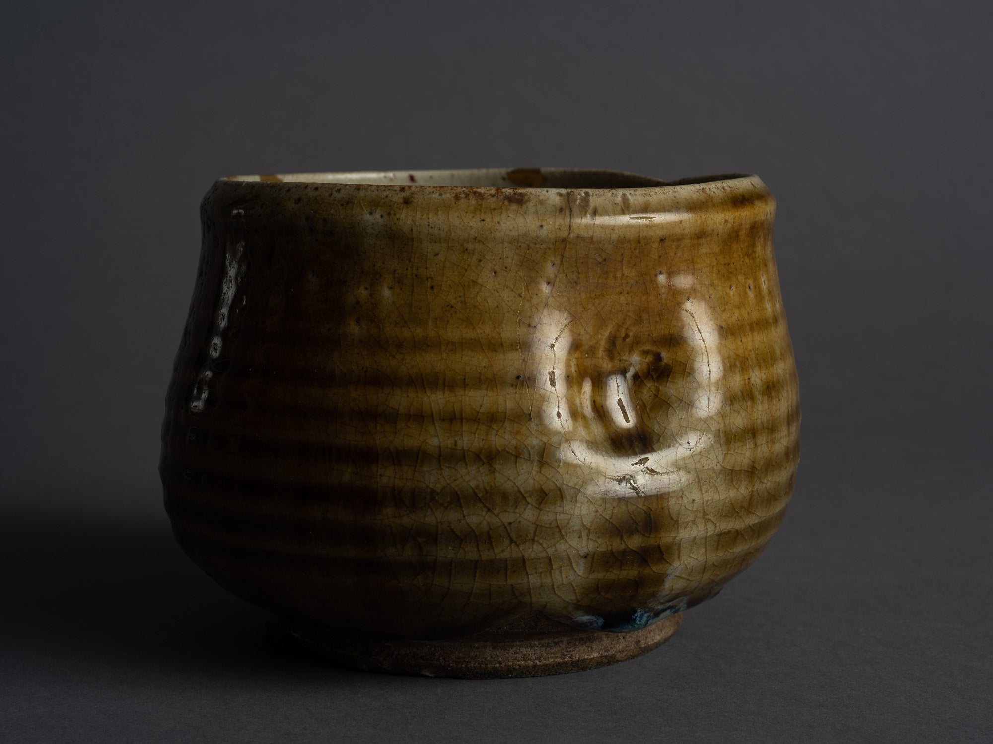 Rare coupe Kensui Ki-Seto, kintsugi, Japon (Époque d'Edo)..Ki-Seto ware Kensui bowl with kintsugi, Japan (Edo Period)
