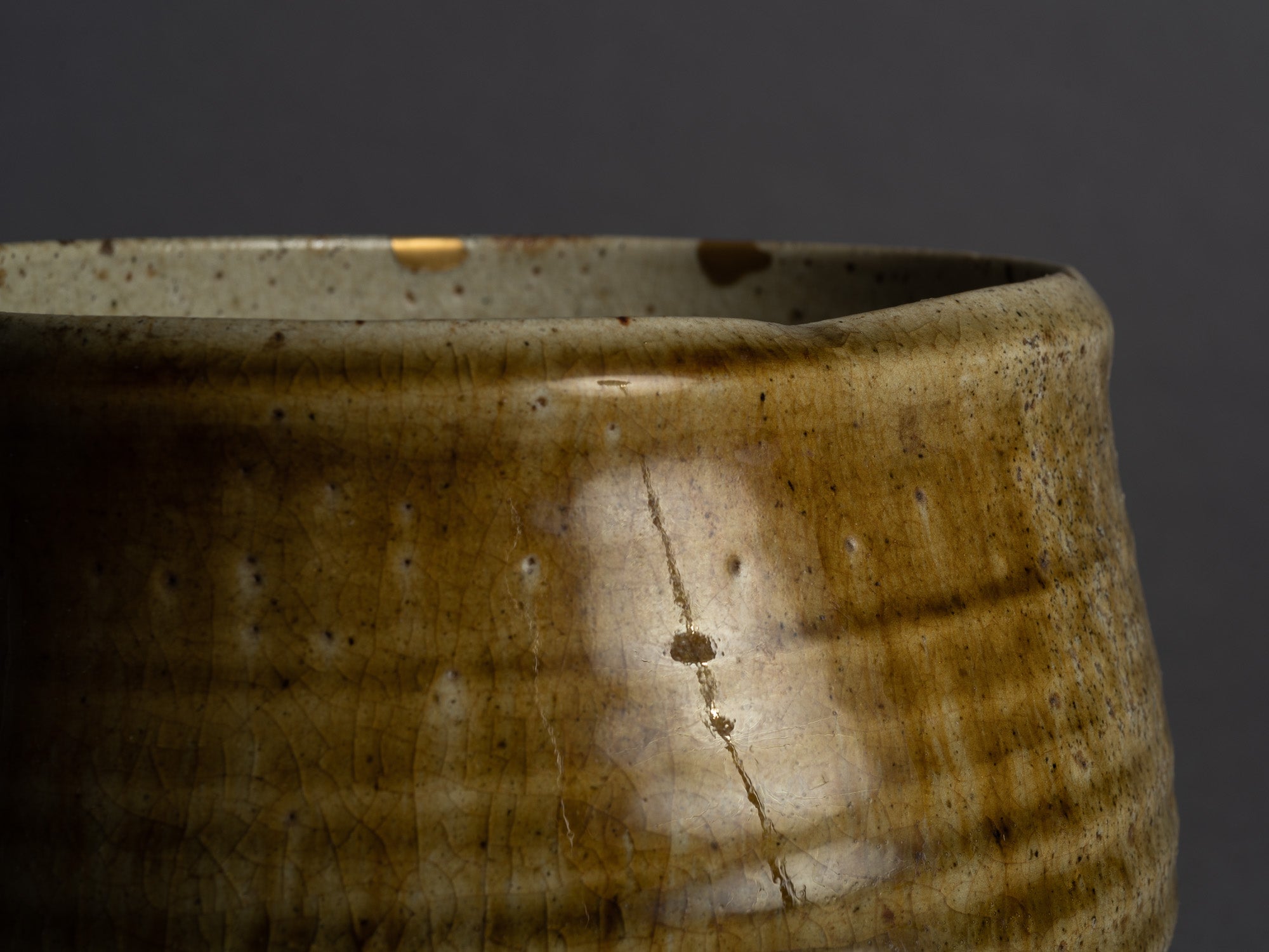 Rare coupe Kensui Ki-Seto, kintsugi, Japon (Époque d'Edo)..Ki-Seto ware Kensui bowl with kintsugi, Japan (Edo Period)
