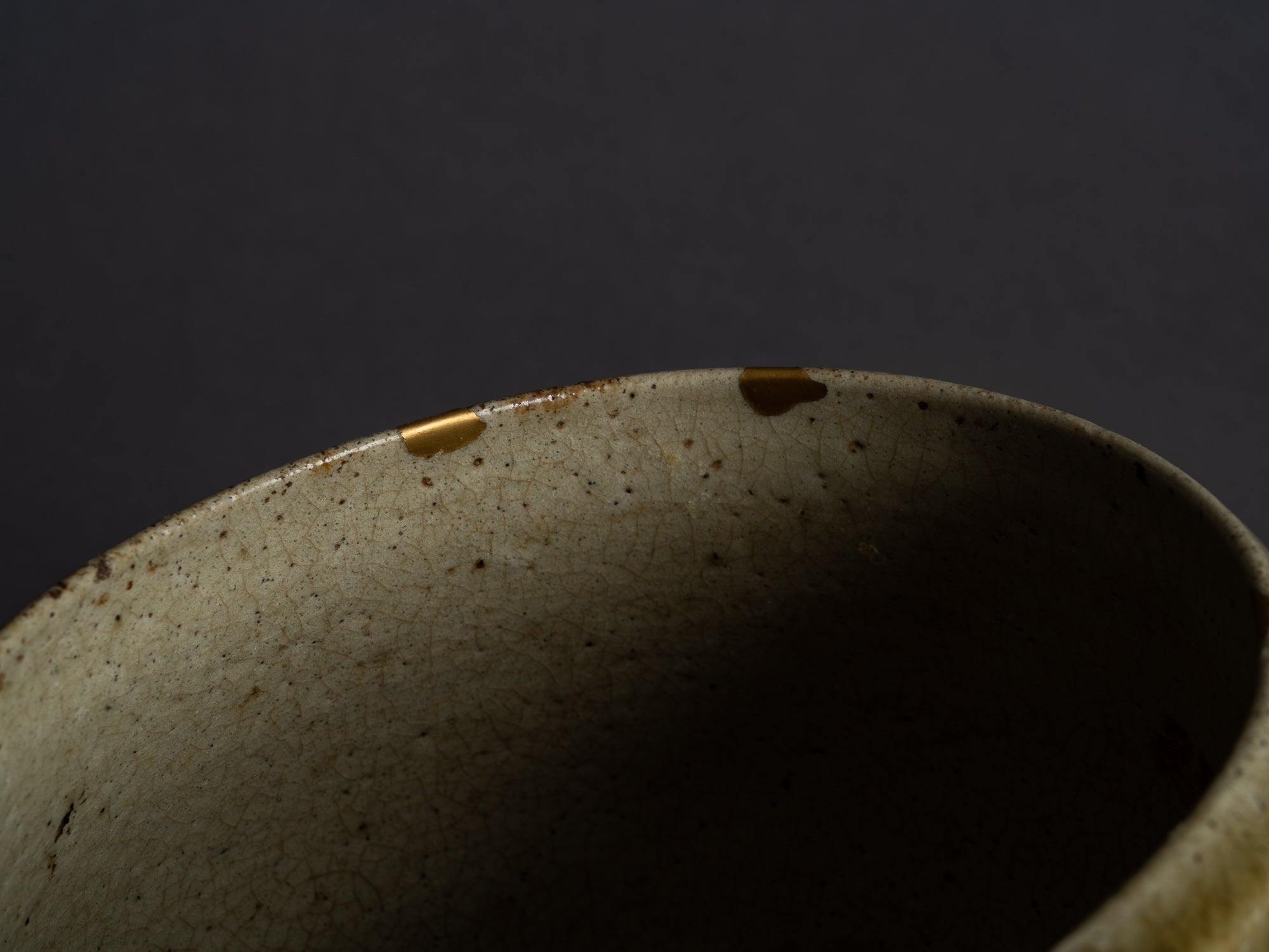 Rare coupe Kensui Ki-Seto, kintsugi, Japon (Époque d'Edo)..Ki-Seto ware Kensui bowl with kintsugi, Japan (Edo Period)
