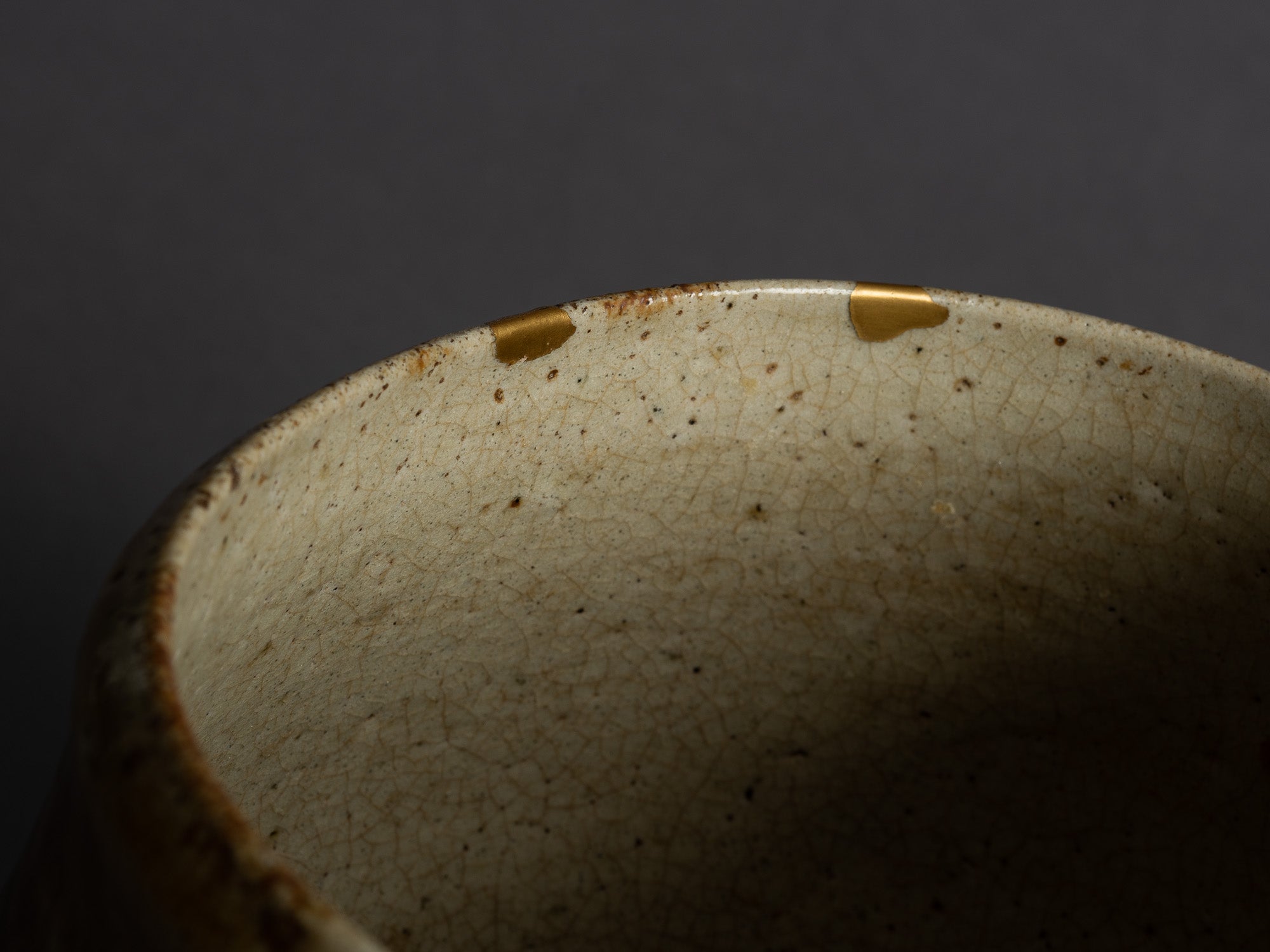 Rare coupe Kensui Ki-Seto, kintsugi, Japon (Époque d'Edo)..Ki-Seto ware Kensui bowl with kintsugi, Japan (Edo Period)