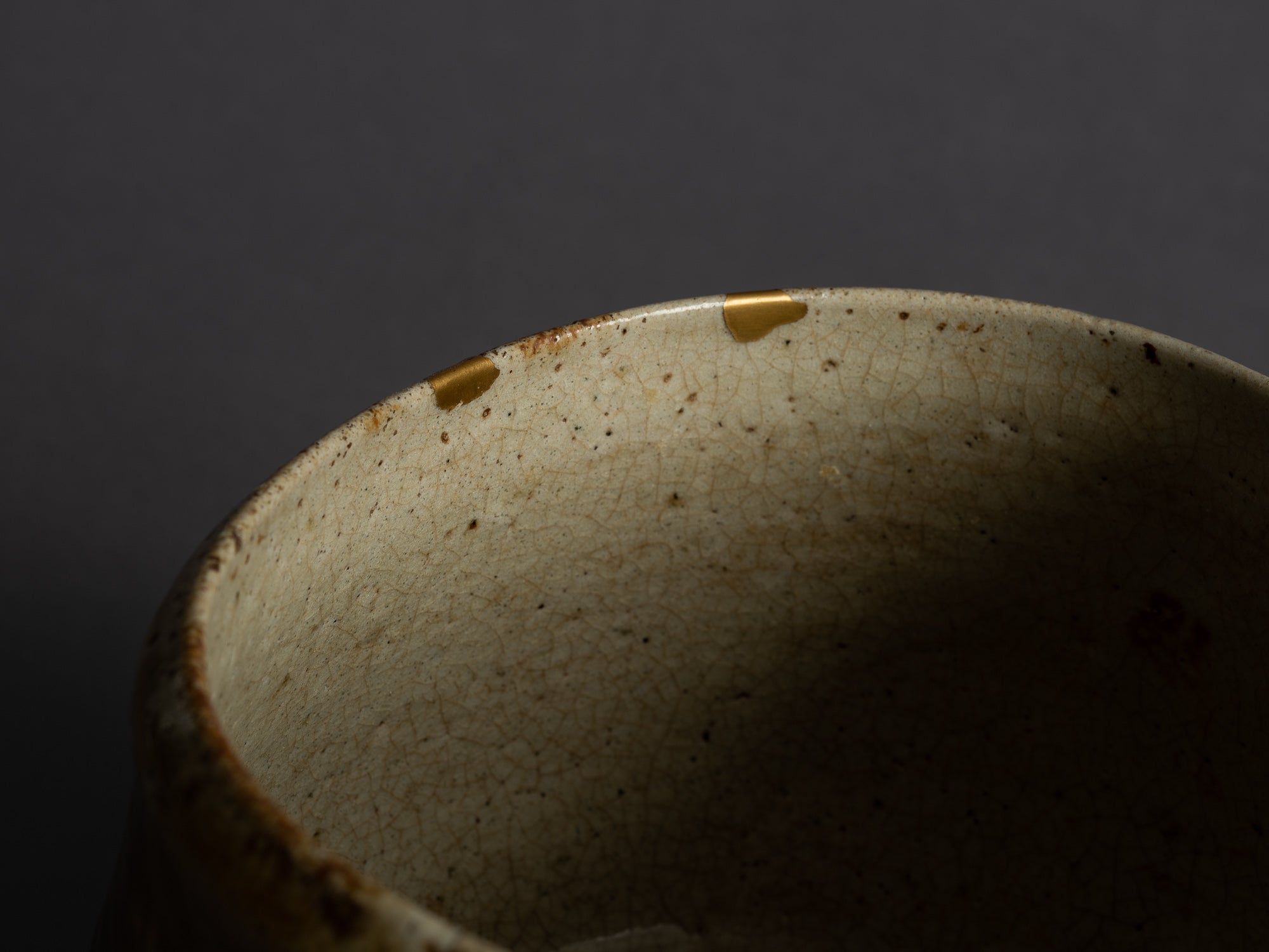 Rare coupe Kensui Ki-Seto, kintsugi, Japon (Époque d'Edo)..Ki-Seto ware Kensui bowl with kintsugi, Japan (Edo Period)
