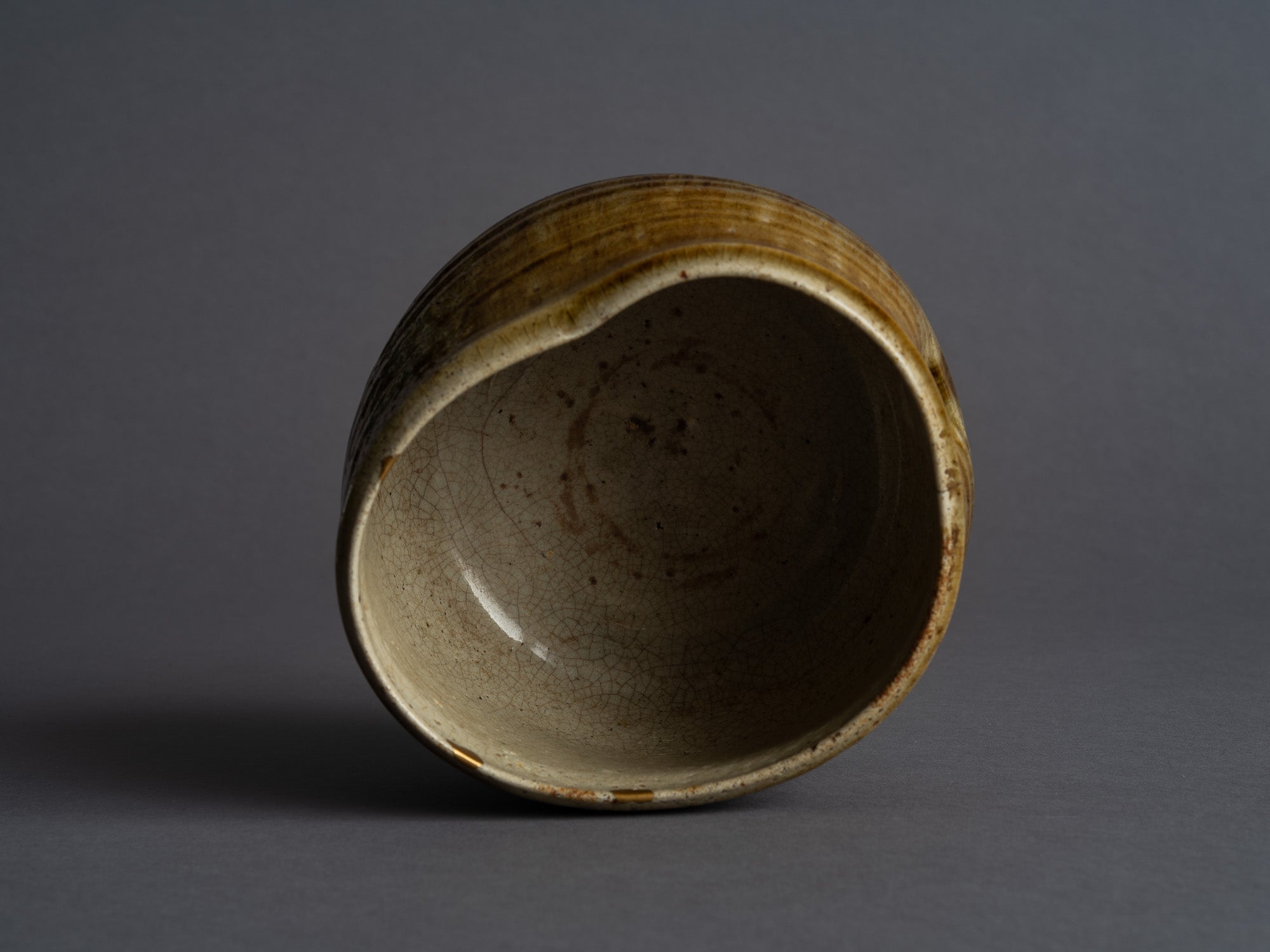 Rare coupe Kensui Ki-Seto, kintsugi, Japon (Époque d'Edo)..Ki-Seto ware Kensui bowl with kintsugi, Japan (Edo Period)