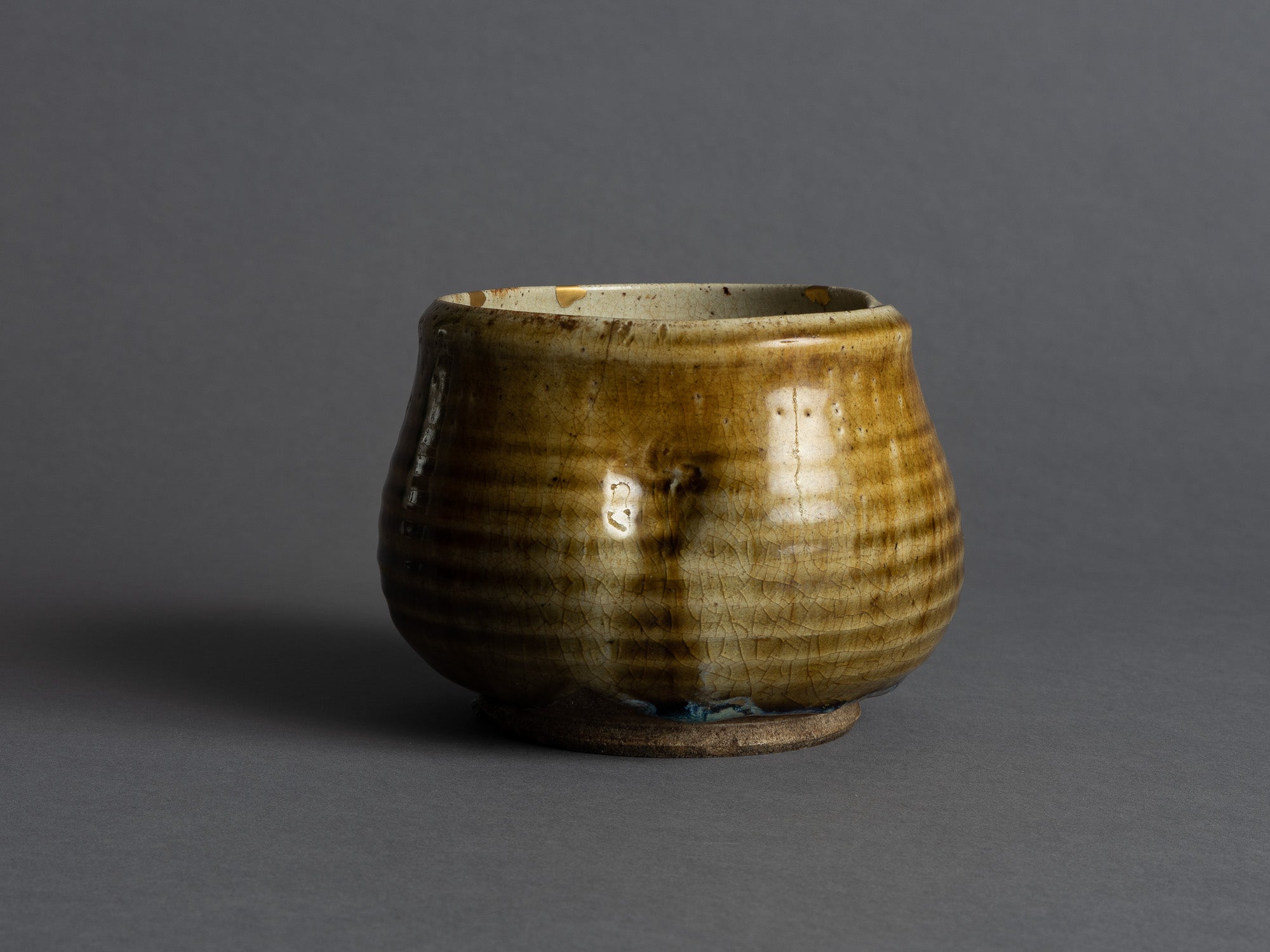 Rare coupe Kensui Ki-Seto, kintsugi, Japon (Époque d'Edo)..Ki-Seto ware Kensui bowl with kintsugi, Japan (Edo Period)