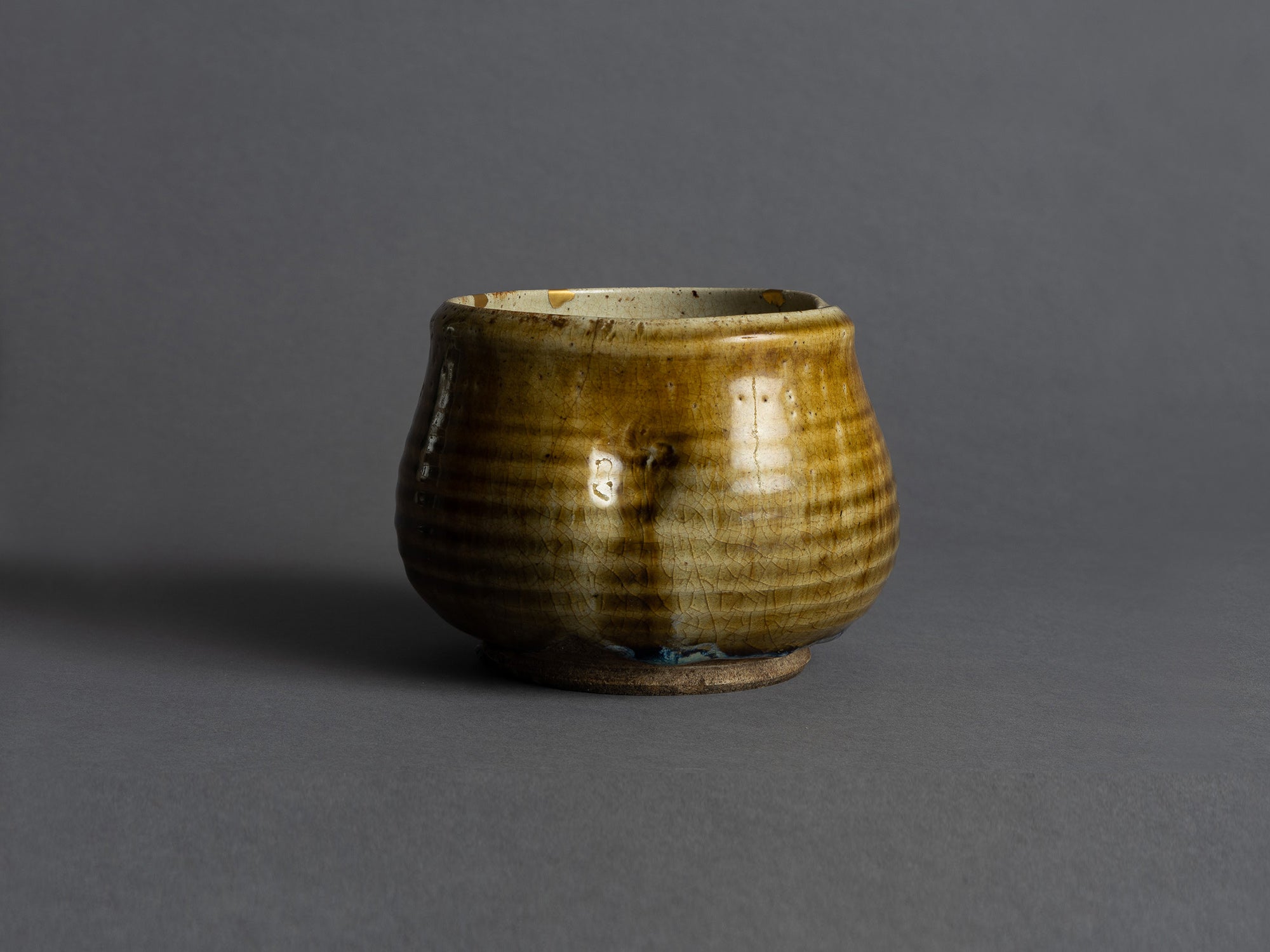Rare coupe Kensui Ki-Seto, kintsugi, Japon (Époque d'Edo)..Ki-Seto ware Kensui bowl with kintsugi, Japan (Edo Period)