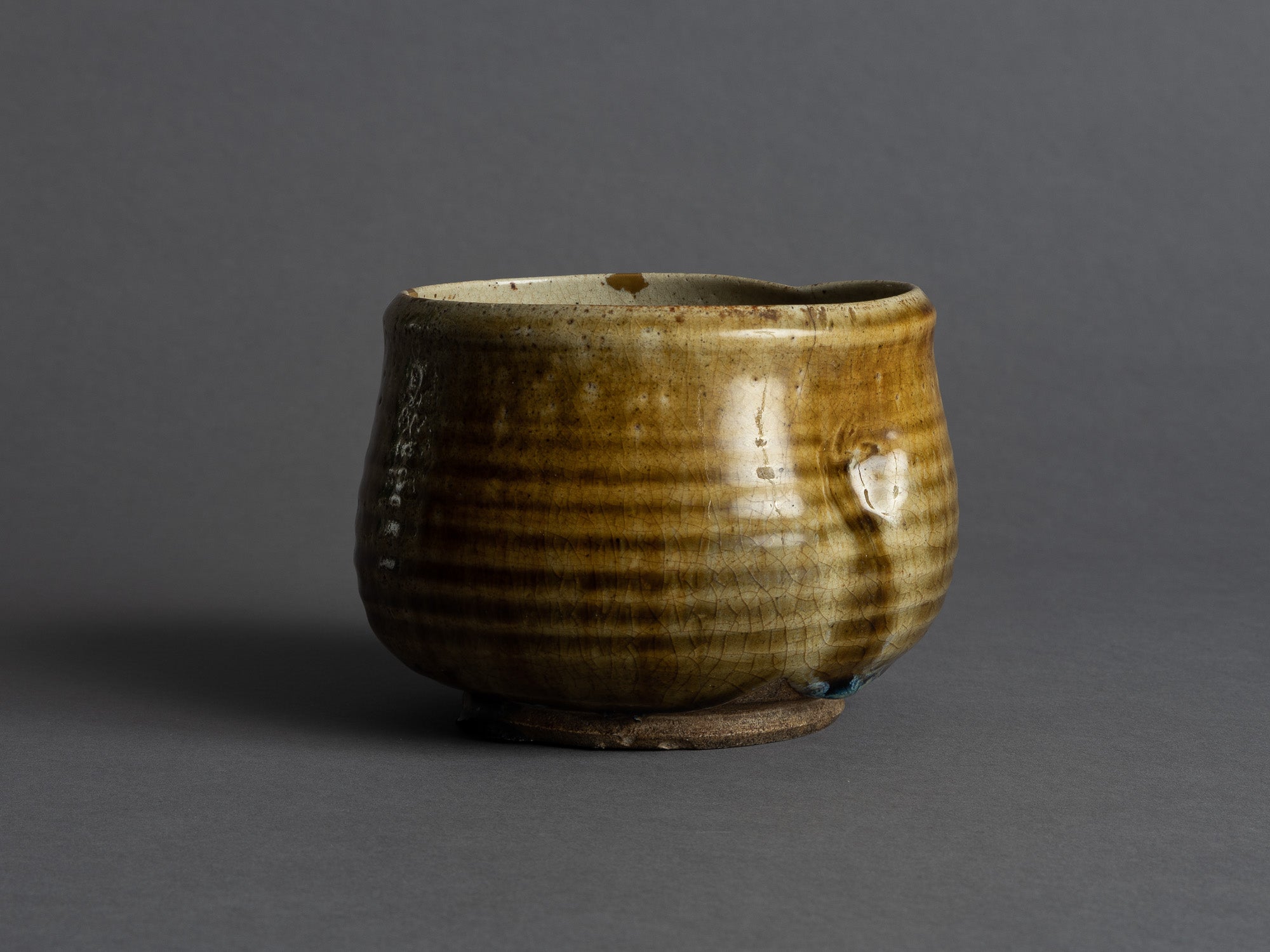 Rare coupe Kensui Ki-Seto, kintsugi, Japon (Époque d'Edo)..Ki-Seto ware Kensui bowl with kintsugi, Japan (Edo Period)