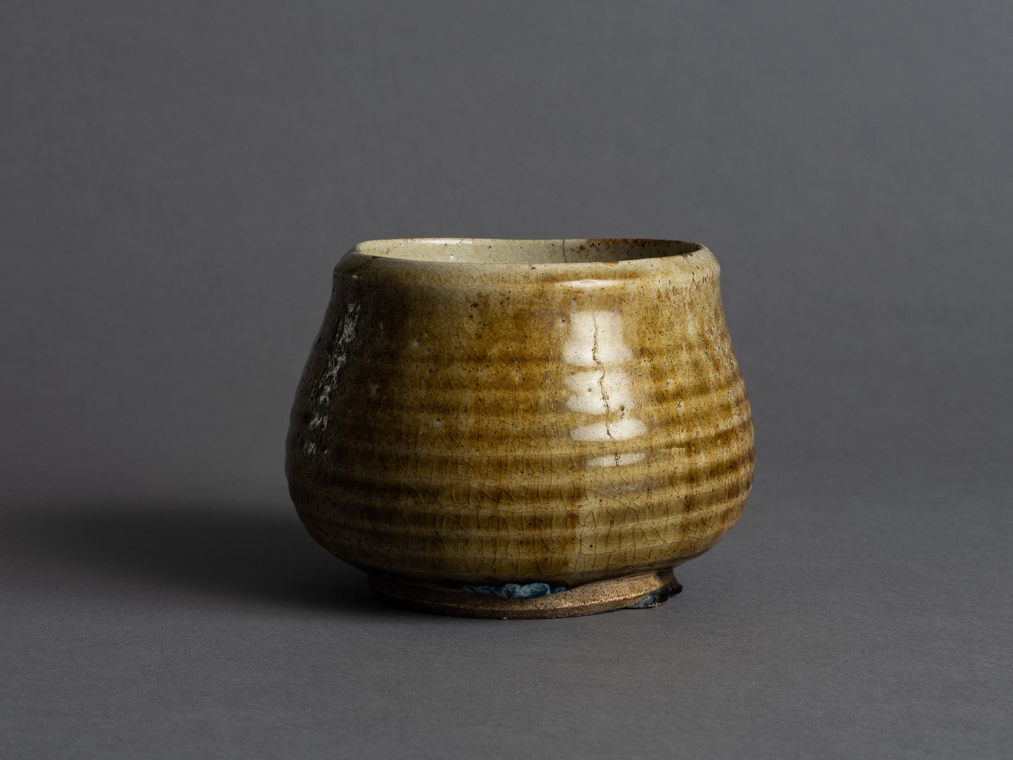 Rare coupe Kensui Ki-Seto, kintsugi, Japon (Époque d'Edo)..Ki-Seto ware Kensui bowl with kintsugi, Japan (Edo Period)