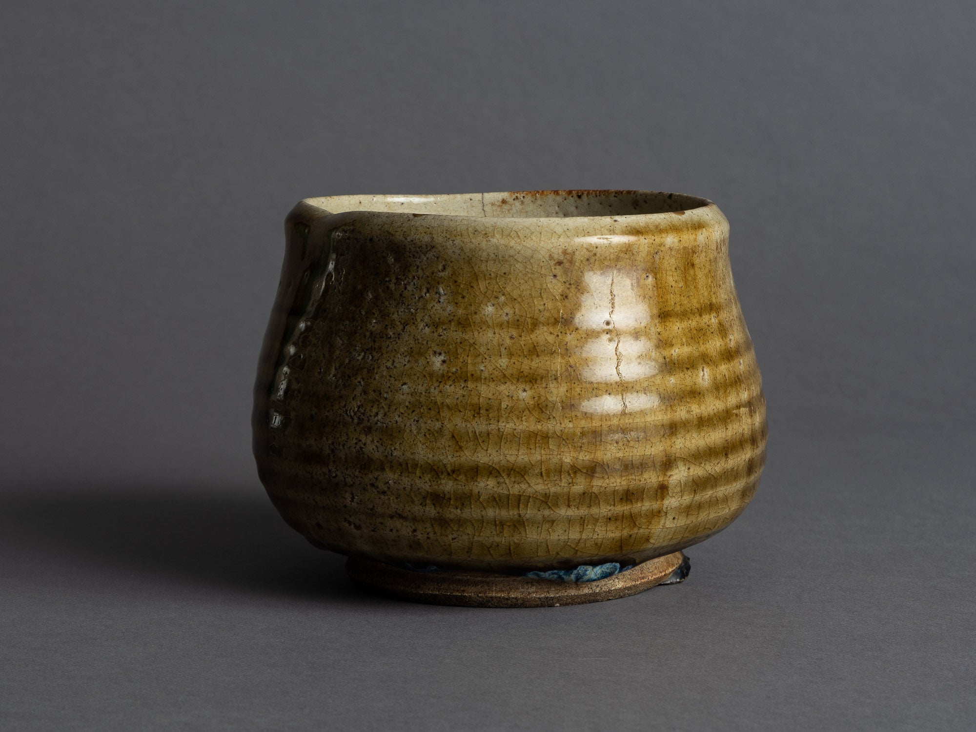Rare coupe Kensui Ki-Seto, kintsugi, Japon (Époque d'Edo)..Ki-Seto ware Kensui bowl with kintsugi, Japan (Edo Period)