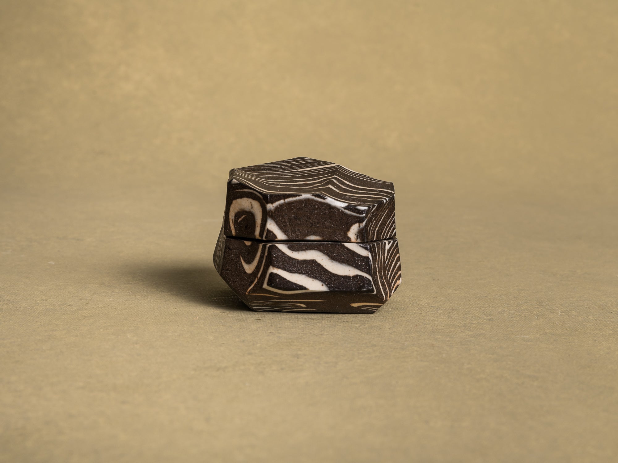 kogo, boîte à encens en céramique nerikomi Tokoname, Japon (vers 1970)..kogo, nerikomi Tokoname ceramic incense box case, Japan (circa 1970)