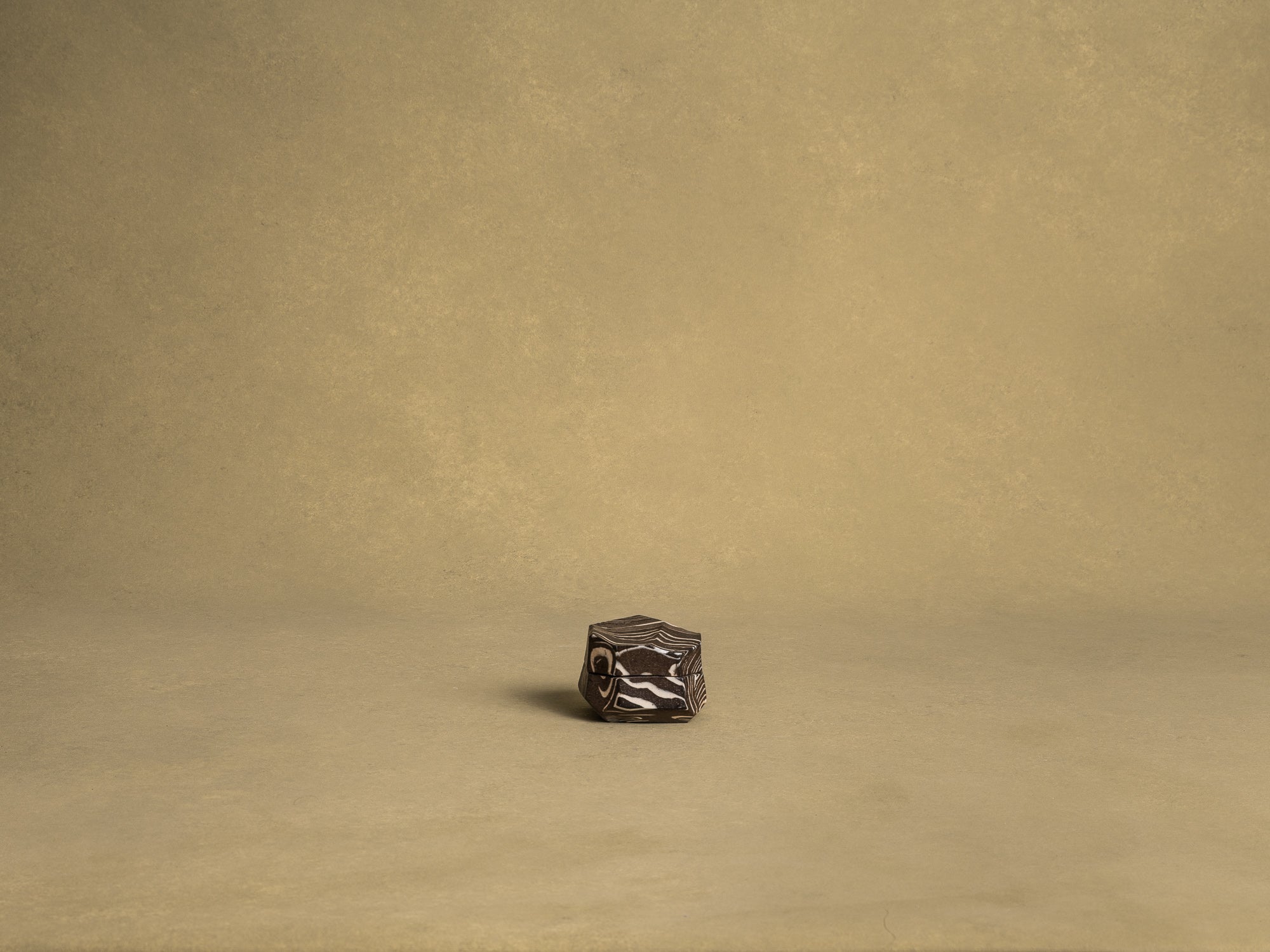 kogo, boîte à encens en céramique nerikomi Tokoname, Japon (vers 1970)..kogo, nerikomi Tokoname ceramic incense box case, Japan (circa 1970)