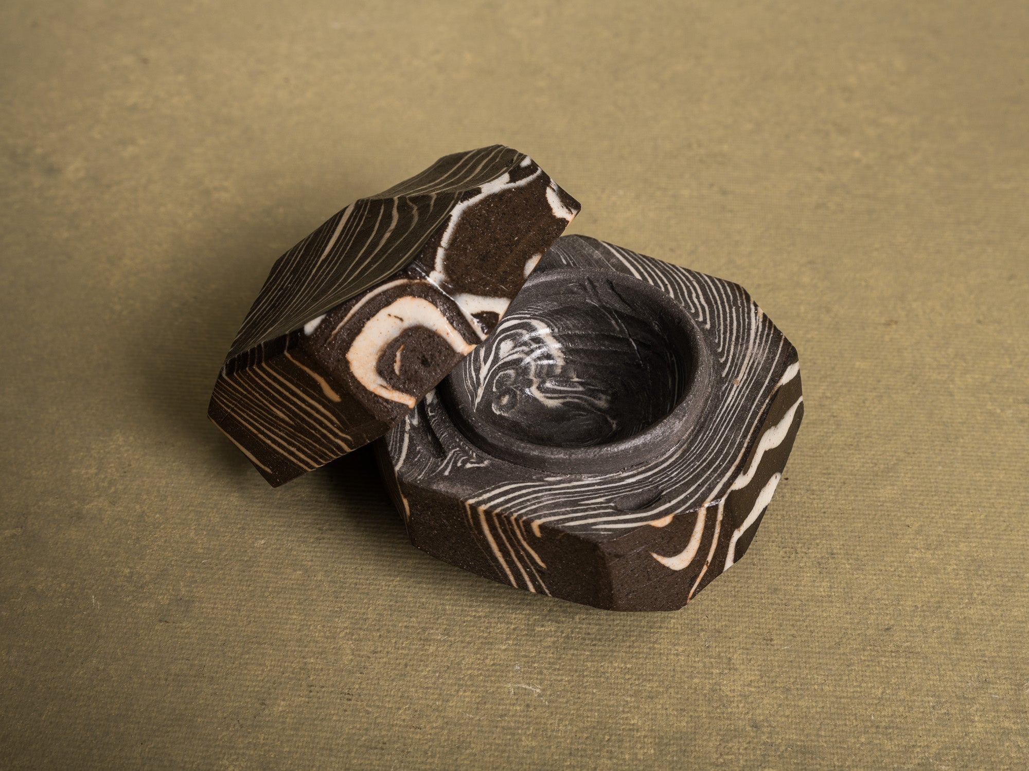 kogo, boîte à encens en céramique nerikomi Tokoname, Japon (vers 1970)..kogo, nerikomi Tokoname ceramic incense box case, Japan (circa 1970)