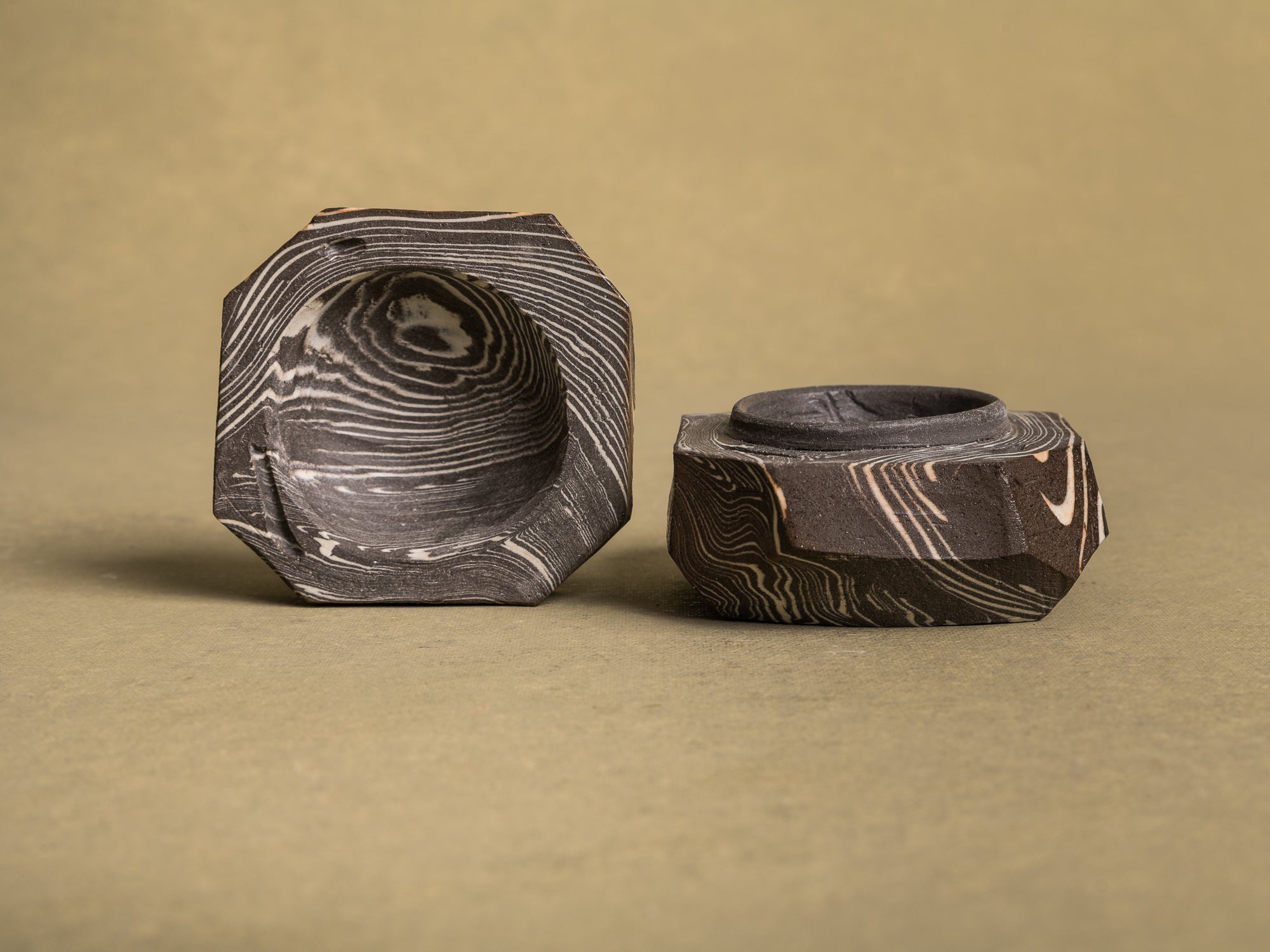kogo, boîte à encens en céramique nerikomi Tokoname, Japon (vers 1970)..kogo, nerikomi Tokoname ceramic incense box case, Japan (circa 1970)