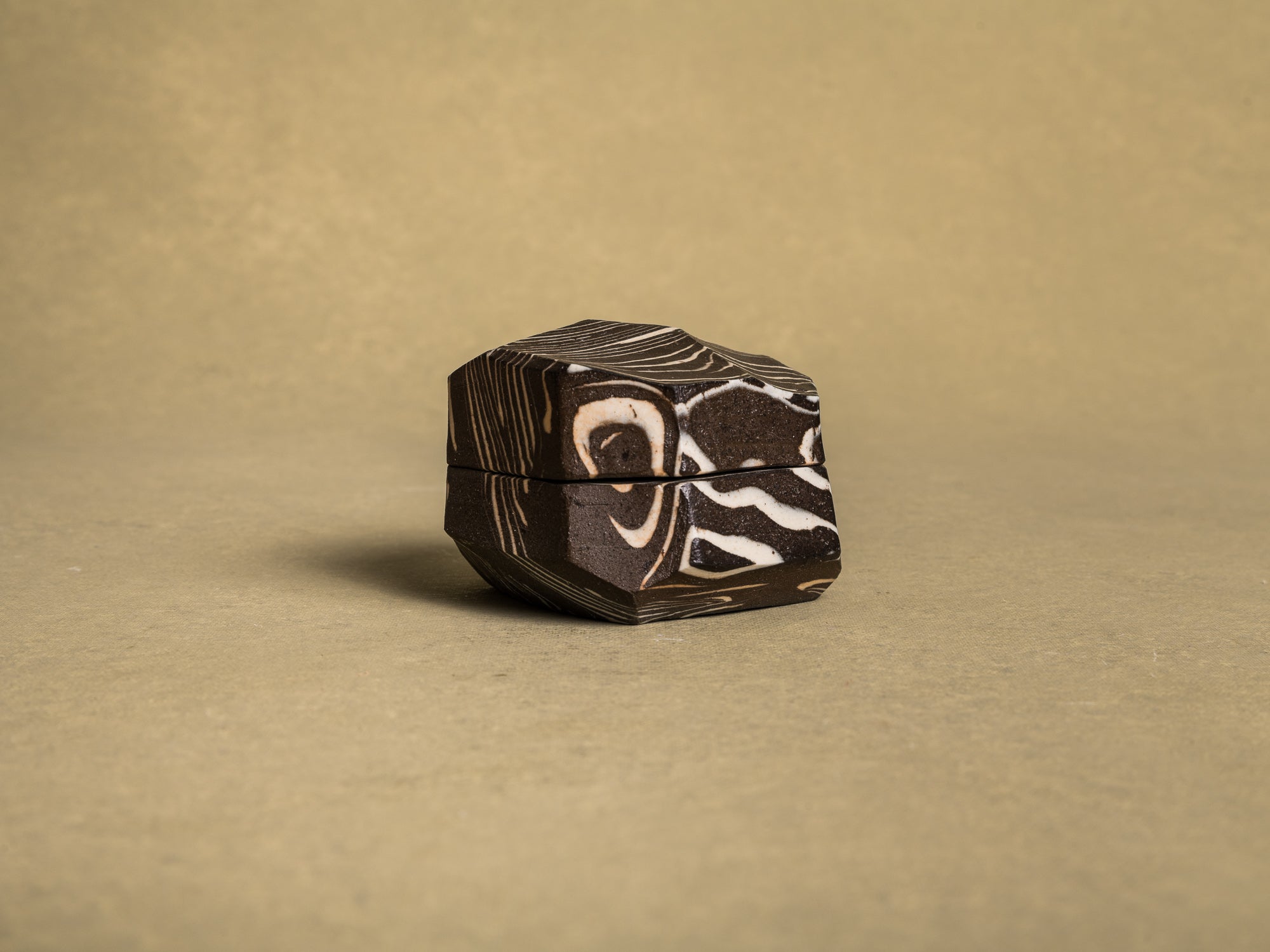 kogo, boîte à encens en céramique nerikomi Tokoname, Japon (vers 1970)..kogo, nerikomi Tokoname ceramic incense box case, Japan (circa 1970)