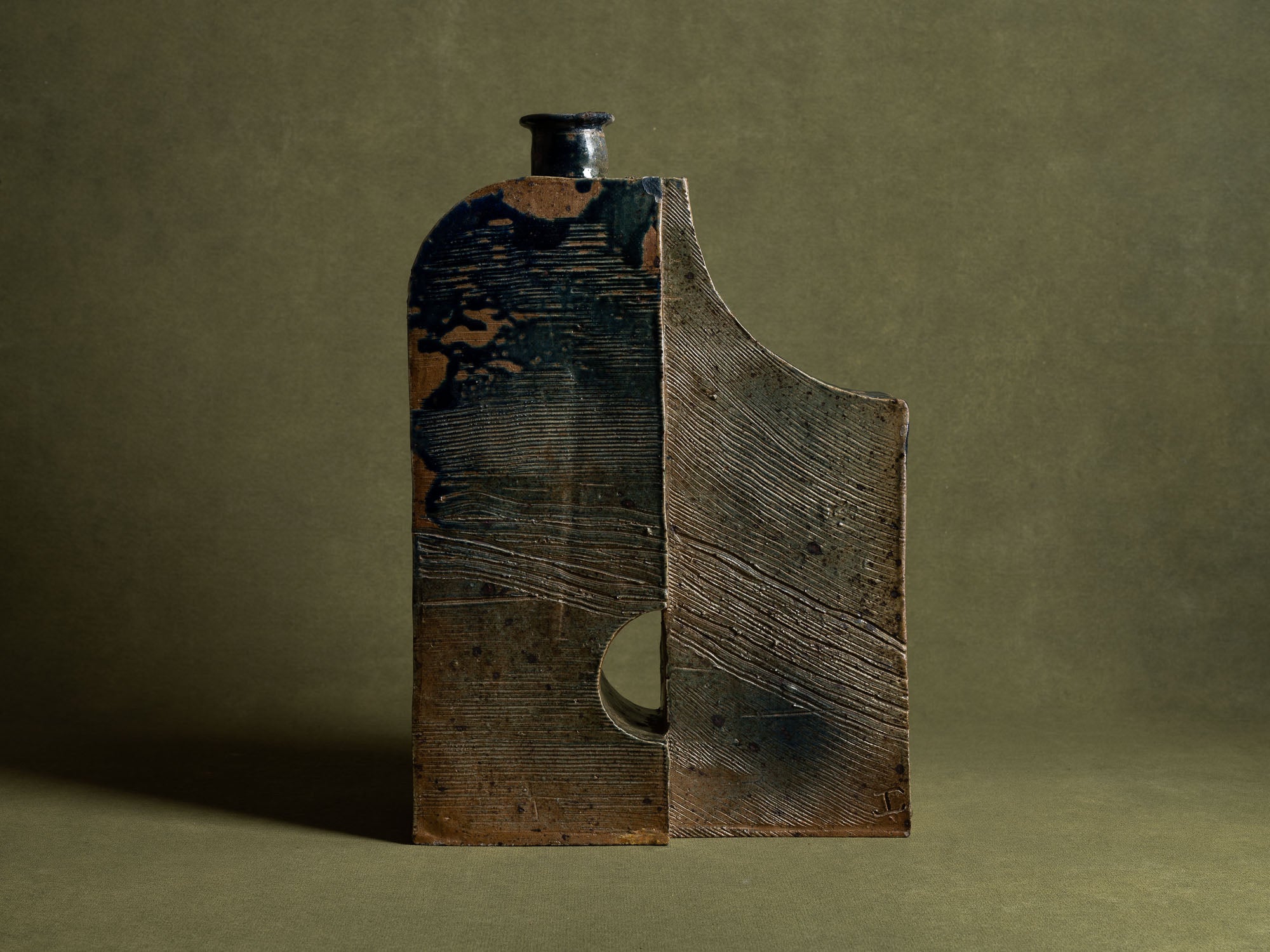 Pied de lampe / vase‑sculpture en grès de La Borne, France (vers 1975)..Sculptural stoneware lamp from La Borne, France (circa 1975)