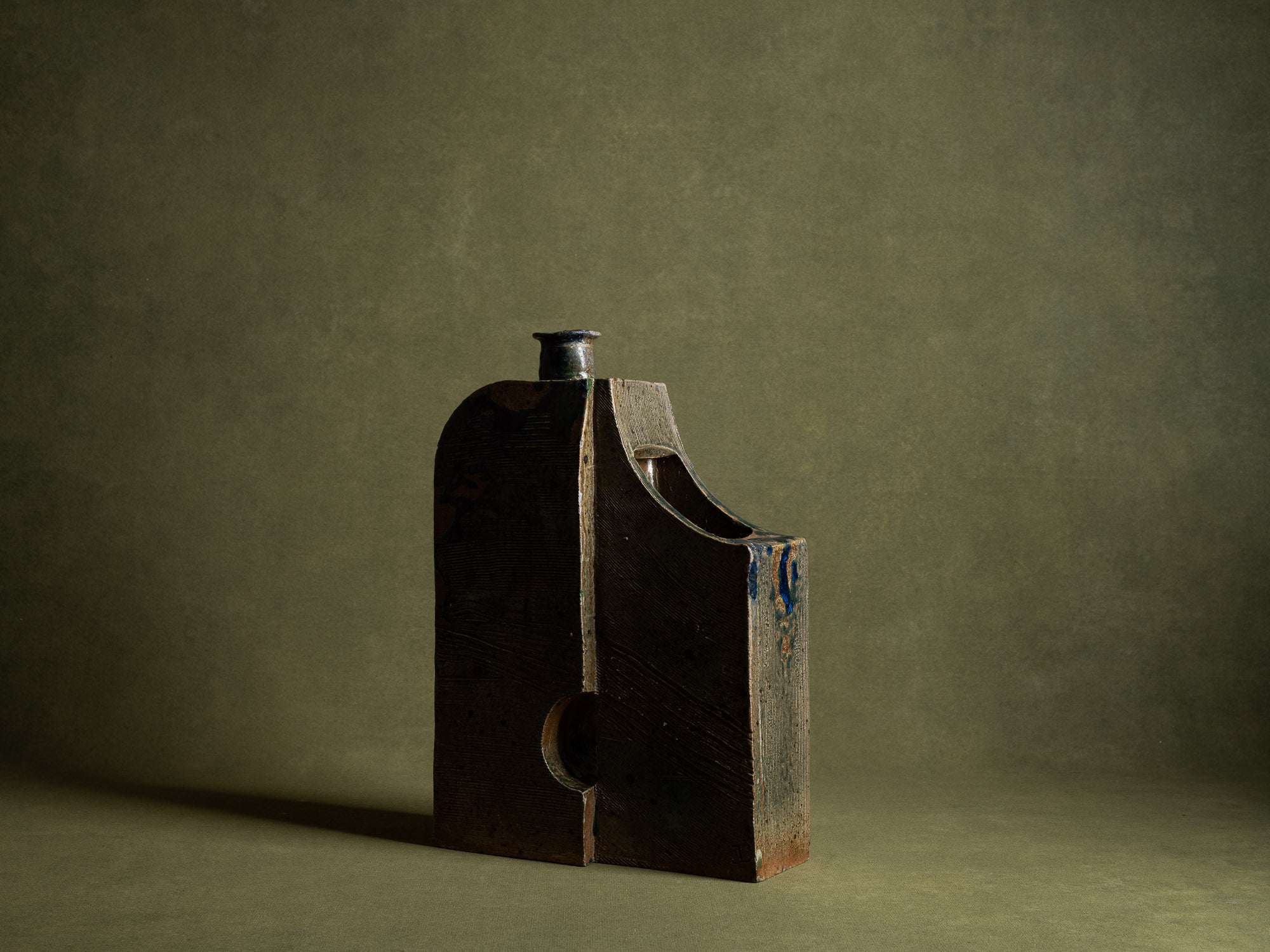 Pied de lampe / vase‑sculpture en grès de La Borne, France (vers 1975)..Sculptural stoneware lamp from La Borne, France (circa 1975)