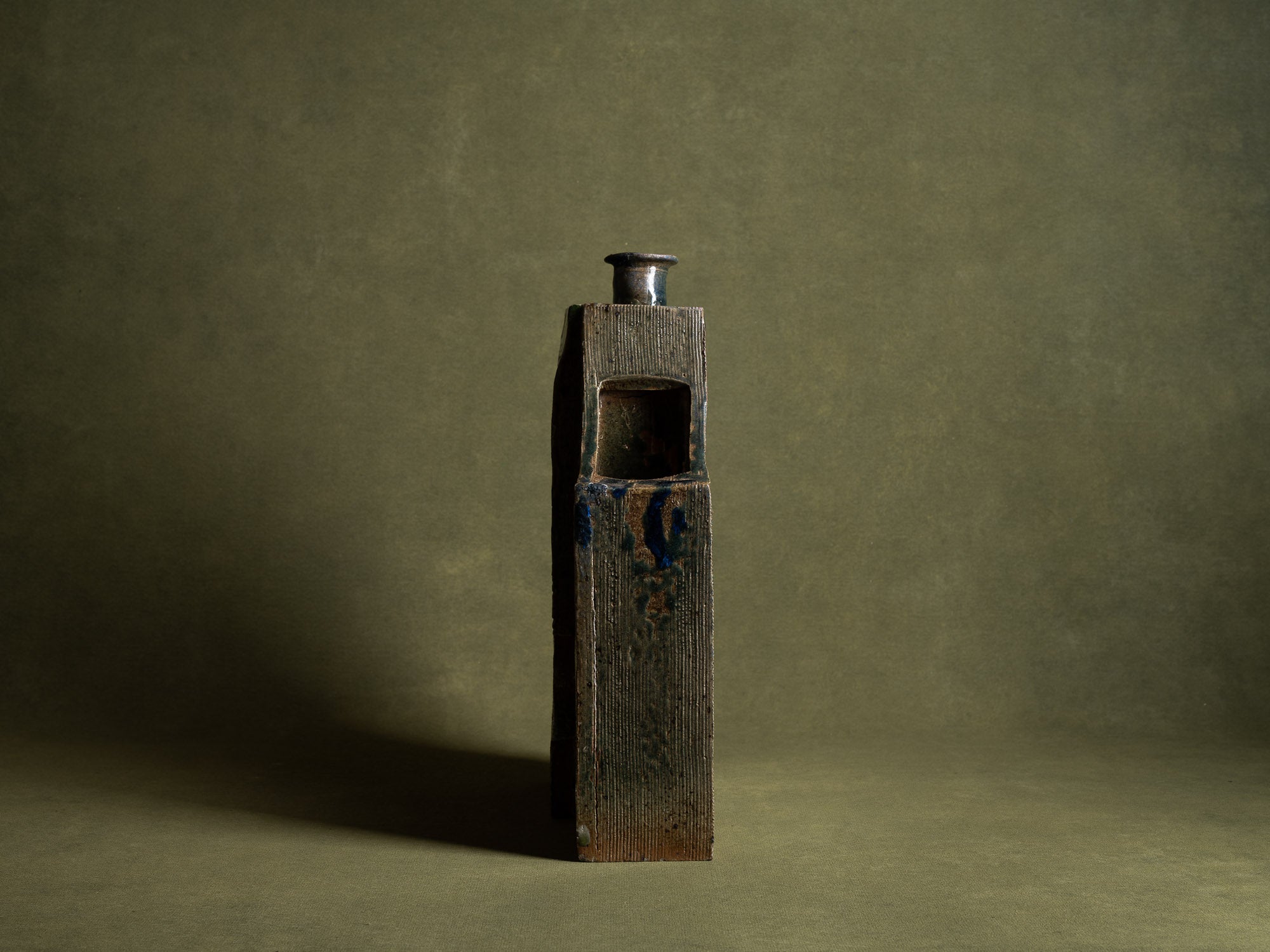 Pied de lampe / vase‑sculpture en grès de La Borne, France (vers 1975)..Sculptural stoneware lamp from La Borne, France (circa 1975)